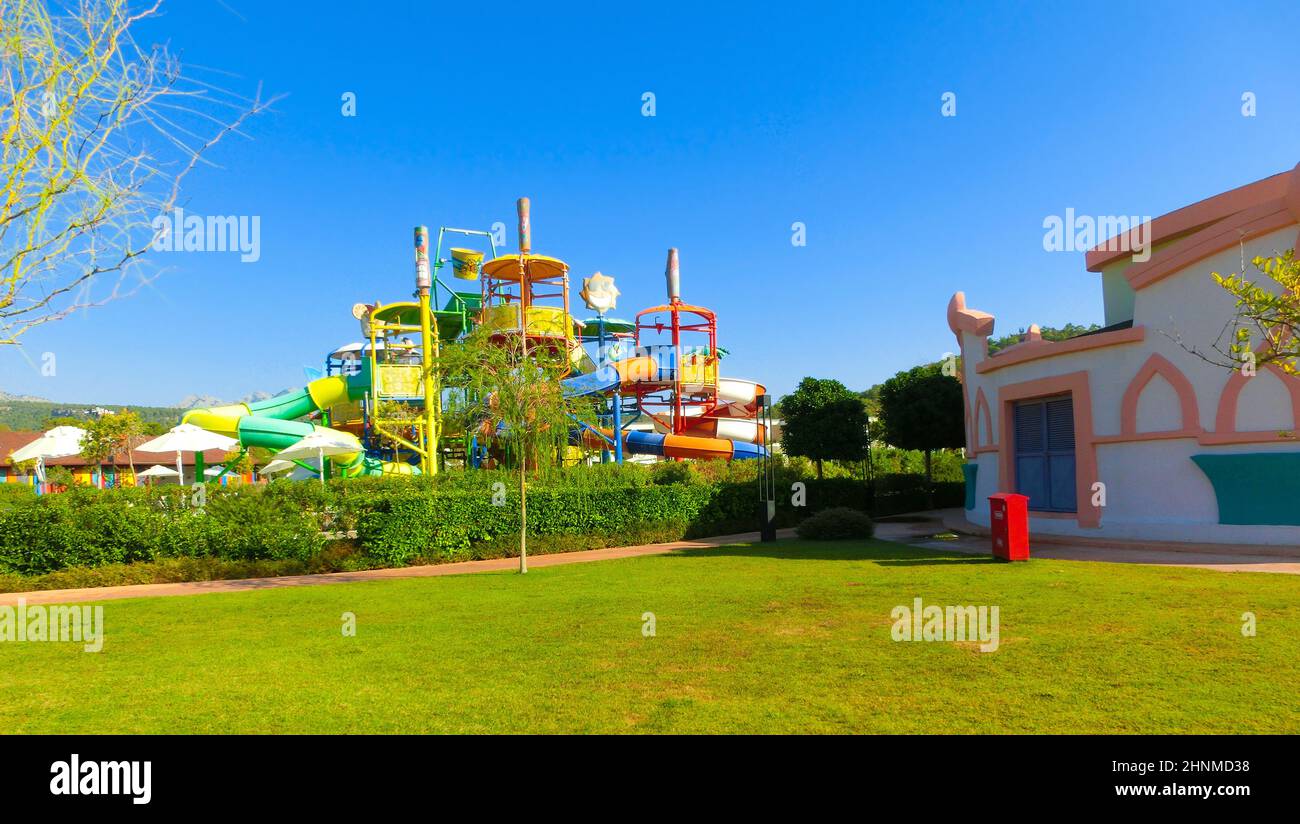 Tekirova, Turquie - Oktober 11, 2021: Le parc aquatique avec des toboggans pour les enfants à Rixos Premium Tekirova Banque D'Images