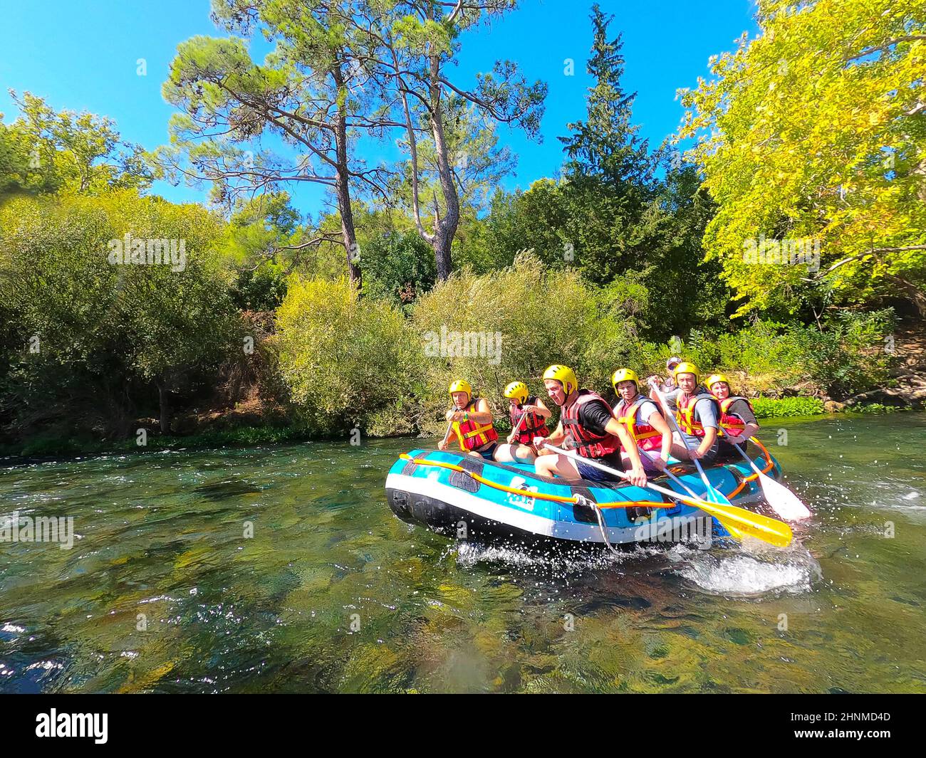 Rafting en eau sur les rapides de la rivière Manavgat dans le canyon de Koprulu, Turquie. Banque D'Images
