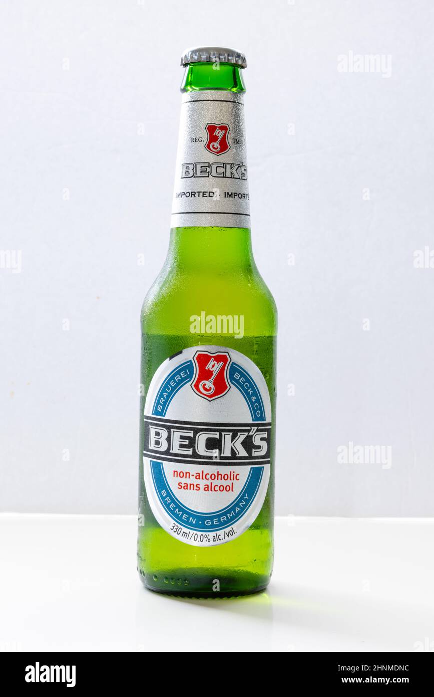 Calgary, Alberta, Canada.2 novembre 2021.Une bouteille de bière sans alcool de Beck sur un fond clair. Banque D'Images