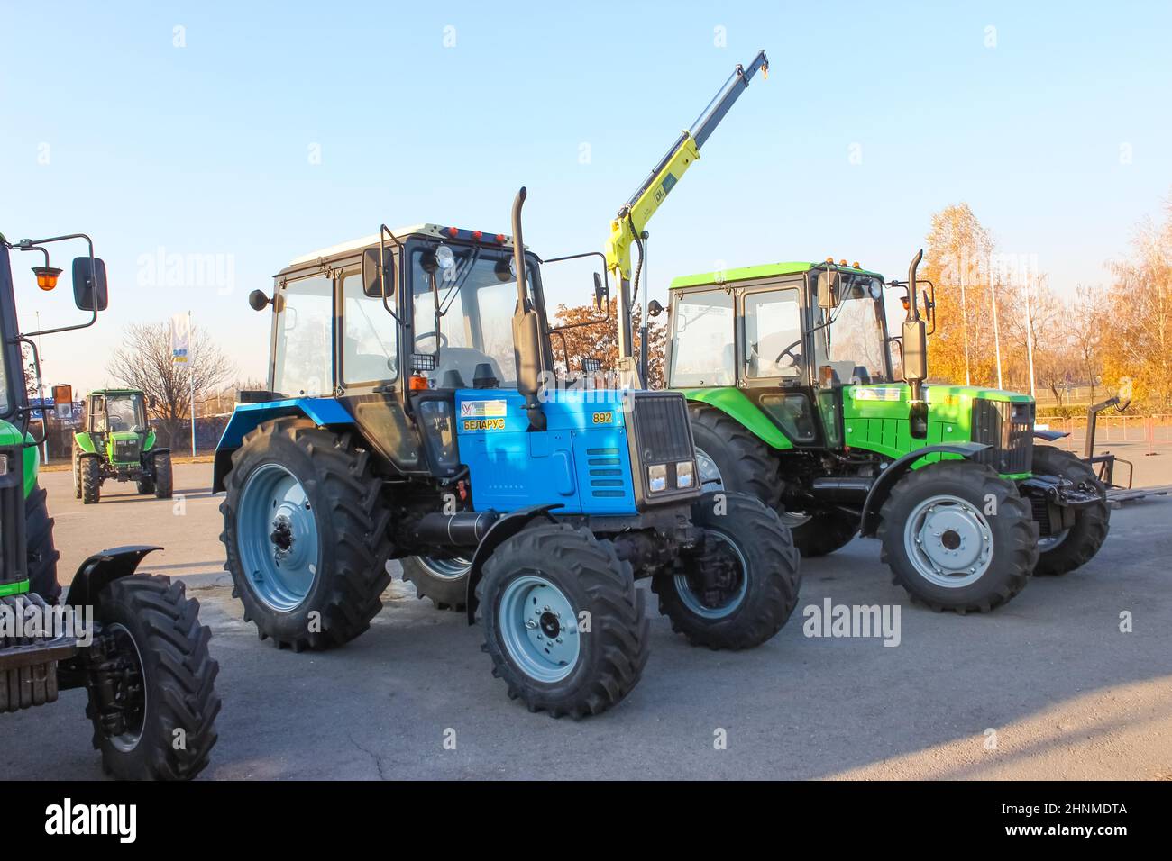 Les tracteurs colorés sur la route Banque D'Images