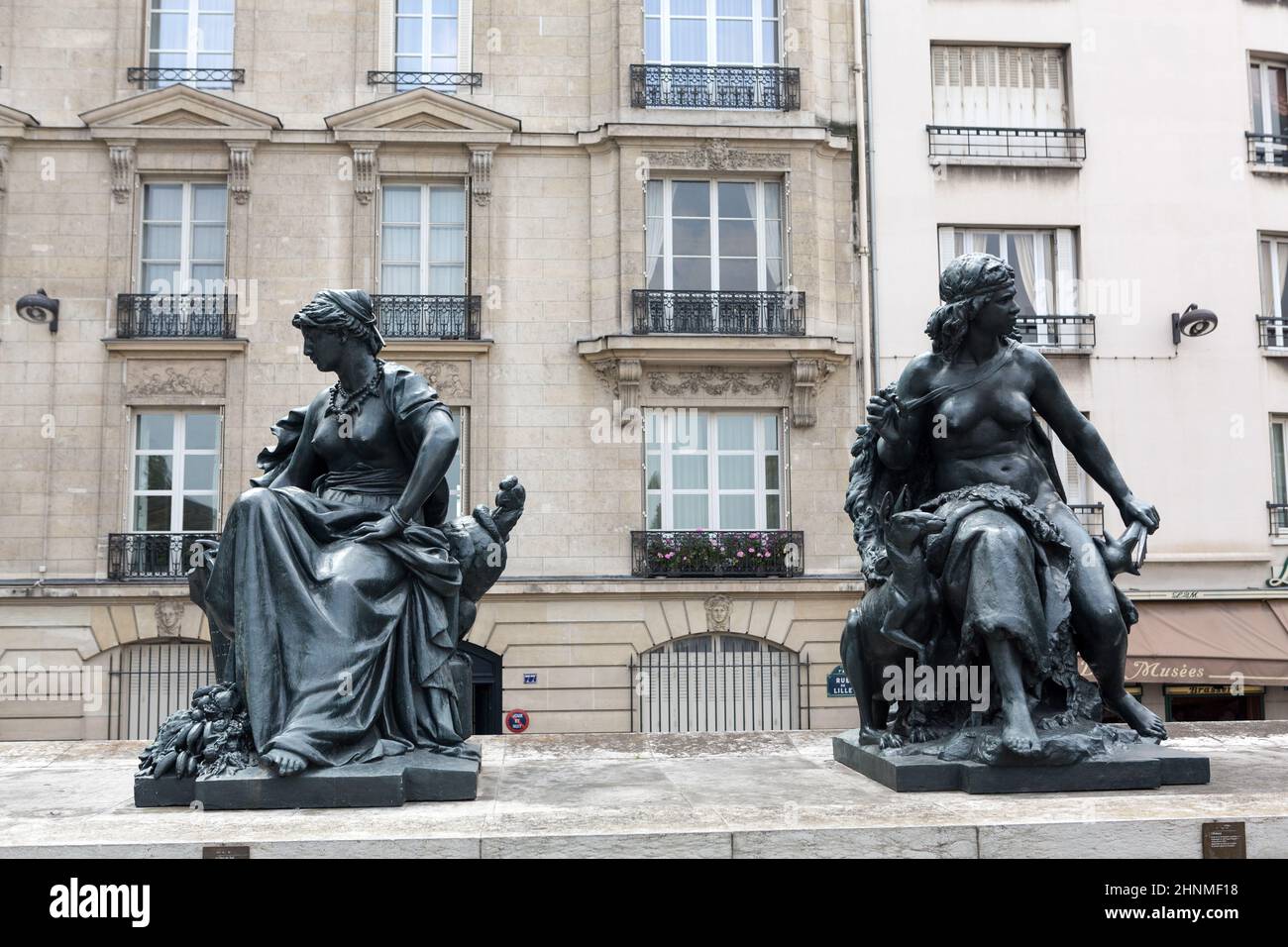 Paris - six statues des continets en face du Musée d'Orsay Banque D'Images