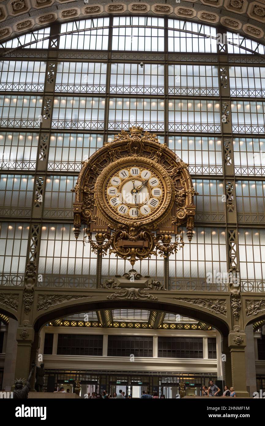 PARIS - 7 SEPTEMBRE 2014 : horloge dorée du musée d'Orsay à Paris, France. Le Musée d'Orsay possède la plus grande collection de peintures impressionnistes et post-impressionnistes au monde. Banque D'Images