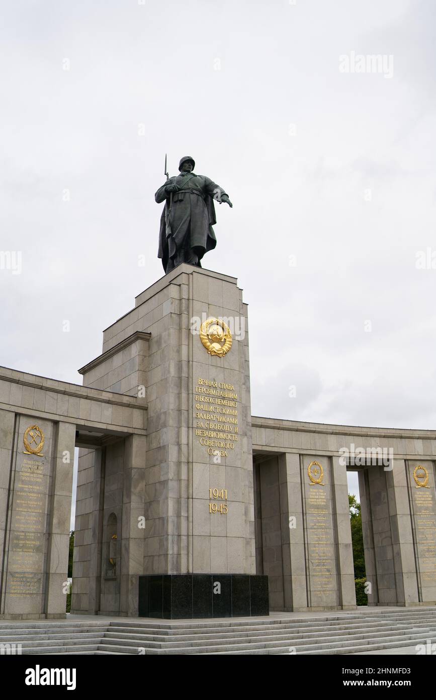 Mémorial soviétique dans le quartier Tiergarten de Berlin. Le monument commémoratif a été érigé en 1945 en l'honneur des soldats de l'Armée rouge qui sont morts pendant la Seconde Guerre mondiale. Banque D'Images