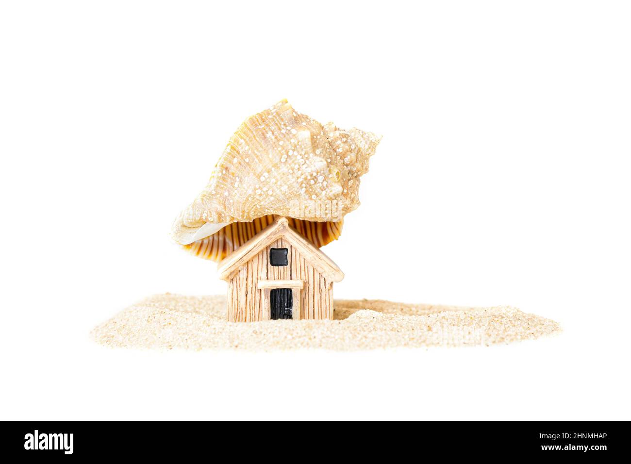 Maison de jouets miniature avec une mer vide sur le dessus isolée sur fond blanc. Concept créatif de protection de la maison. Banque D'Images