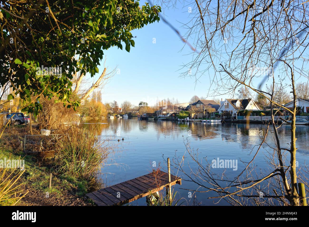 Le bord de la rivière à Shepperton pendant un hiver froid et ensoleillé Surrey Angleterre Royaume-Uni Banque D'Images