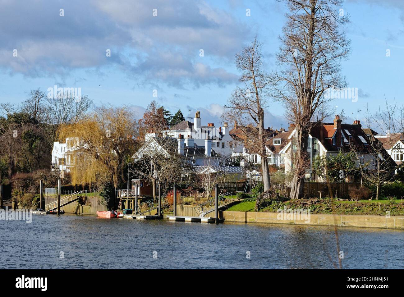 Maisons exclusives au bord de la rivière Thames à Twickenham lors d'une journée hivernale ensoleillée, quartier de Richmond Sud-Ouest Londres Angleterre Royaume-Uni Banque D'Images