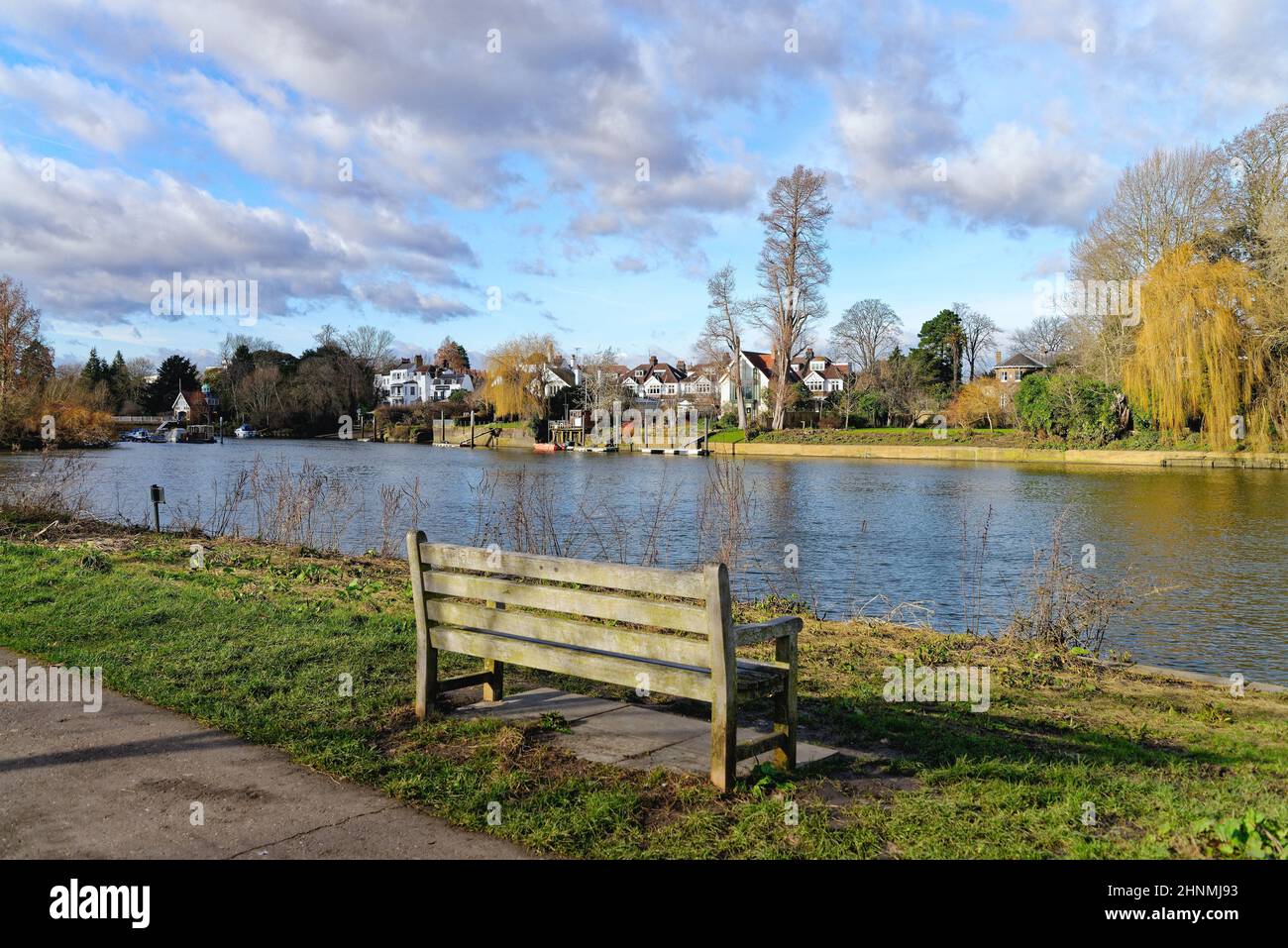 Maisons exclusives au bord de la rivière Thames à Twickenham, un jour d'hiver ensoleillé, quartier de Richmond West London, Angleterre Banque D'Images