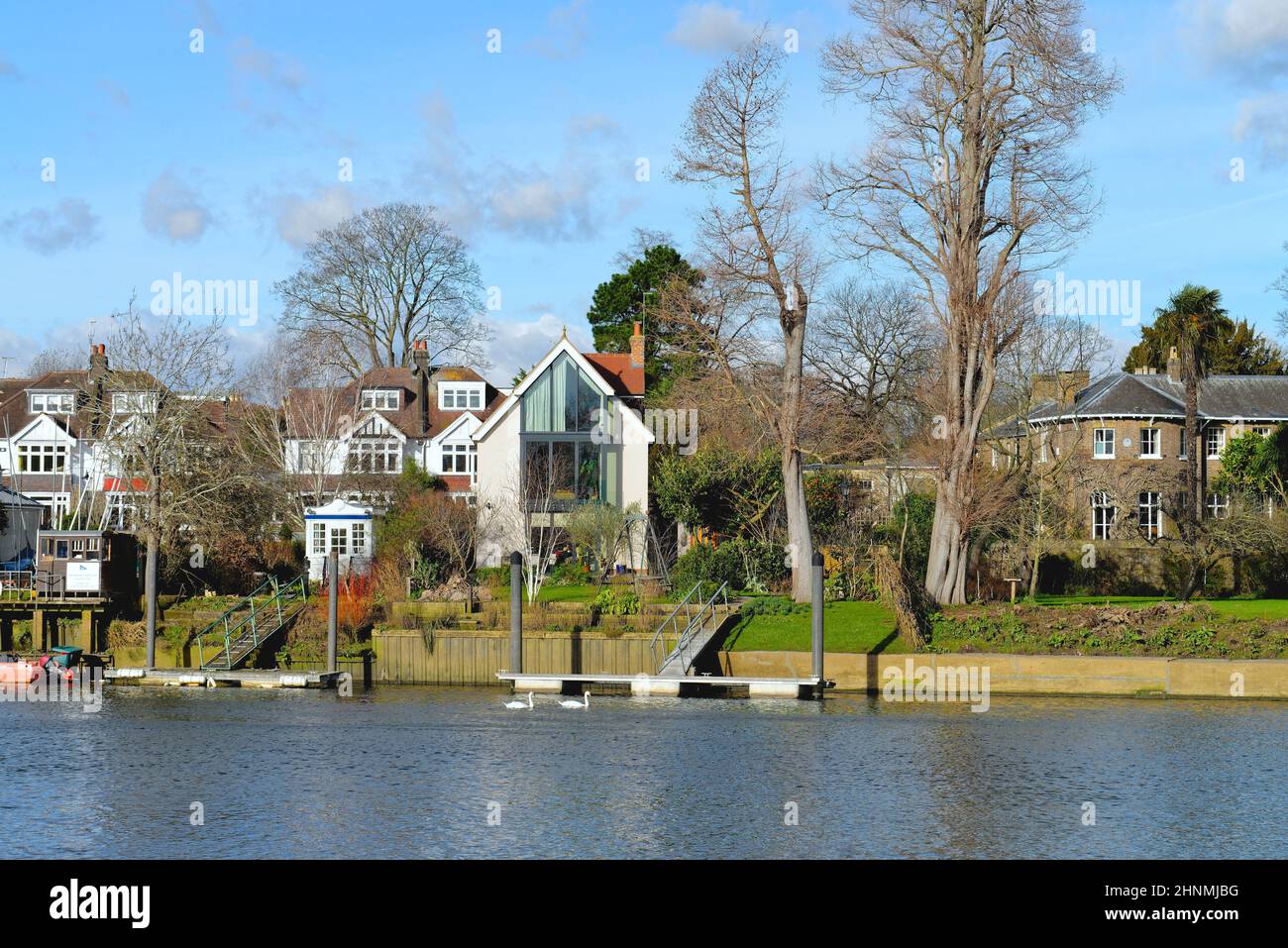 Maisons exclusives au bord de la rivière Thames à Twickenham, un jour d'hiver ensoleillé, quartier de Richmond West London, Angleterre Banque D'Images