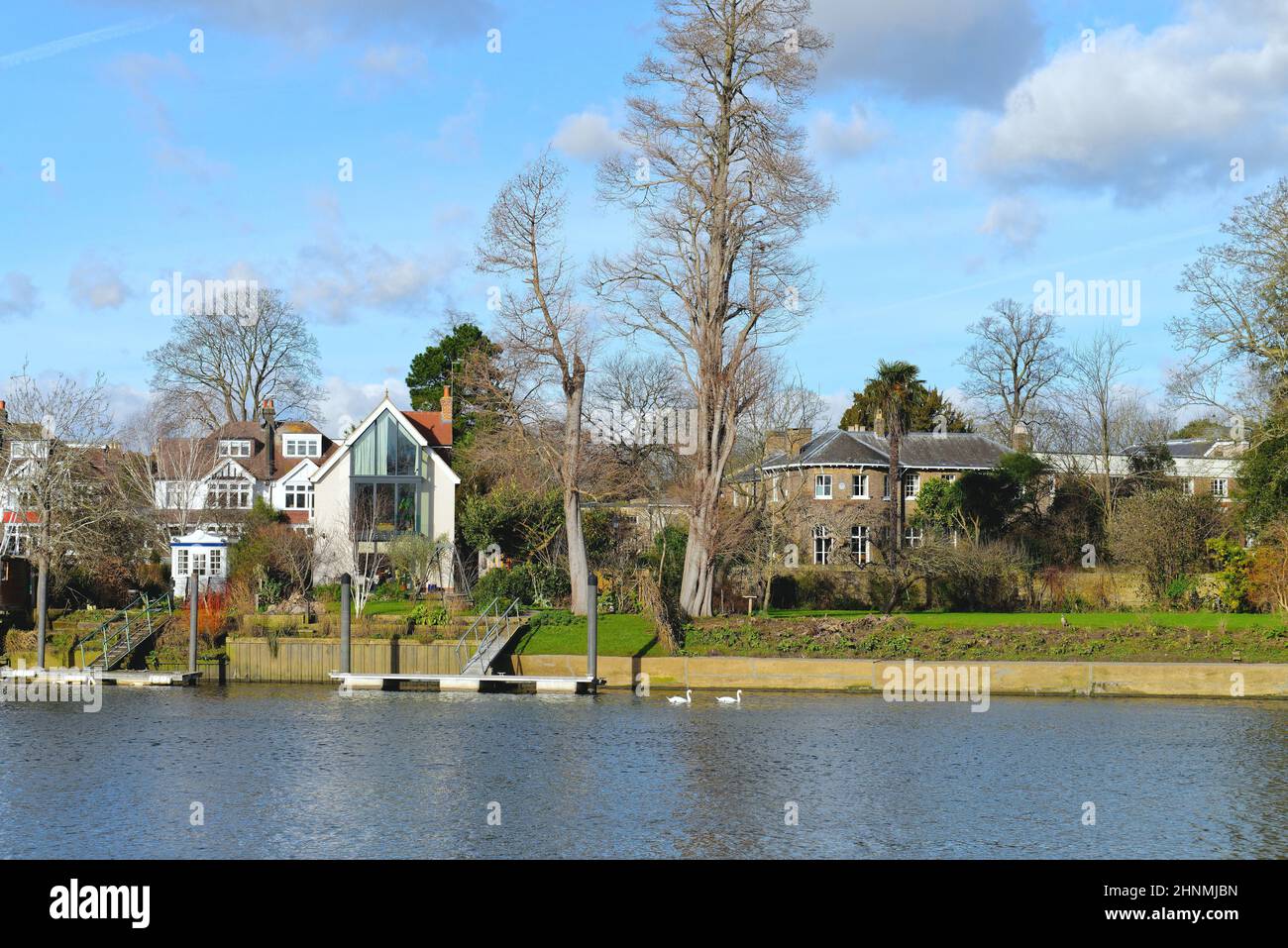 Maisons exclusives au bord de la rivière Thames à Twickenham, un jour d'hiver ensoleillé, quartier de Richmond West London, Angleterre Banque D'Images