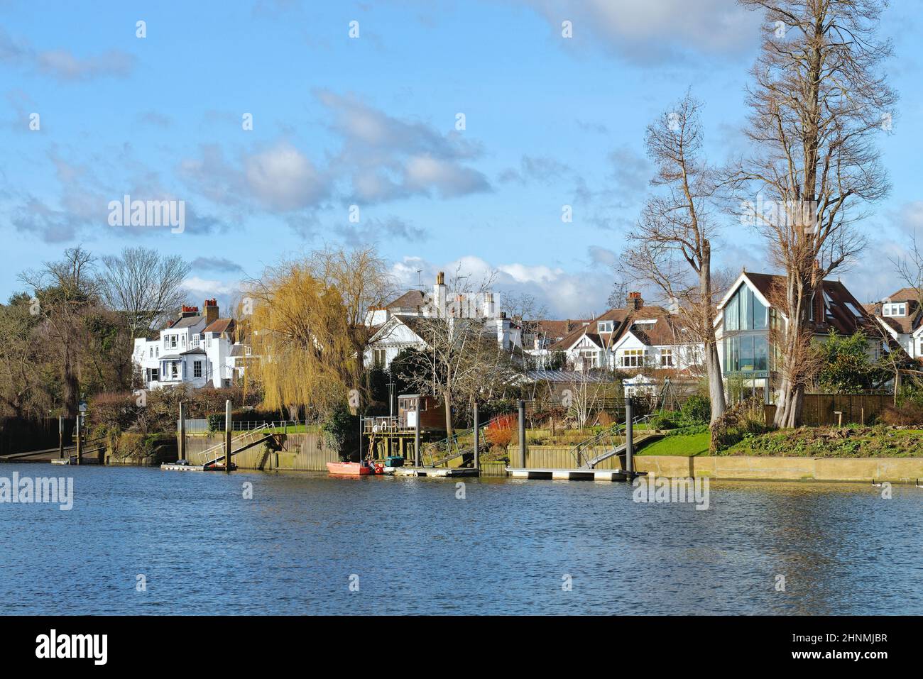 Maisons exclusives au bord de la rivière Thames à Twickenham, un jour d'hiver ensoleillé, quartier de Richmond West London, Angleterre Banque D'Images