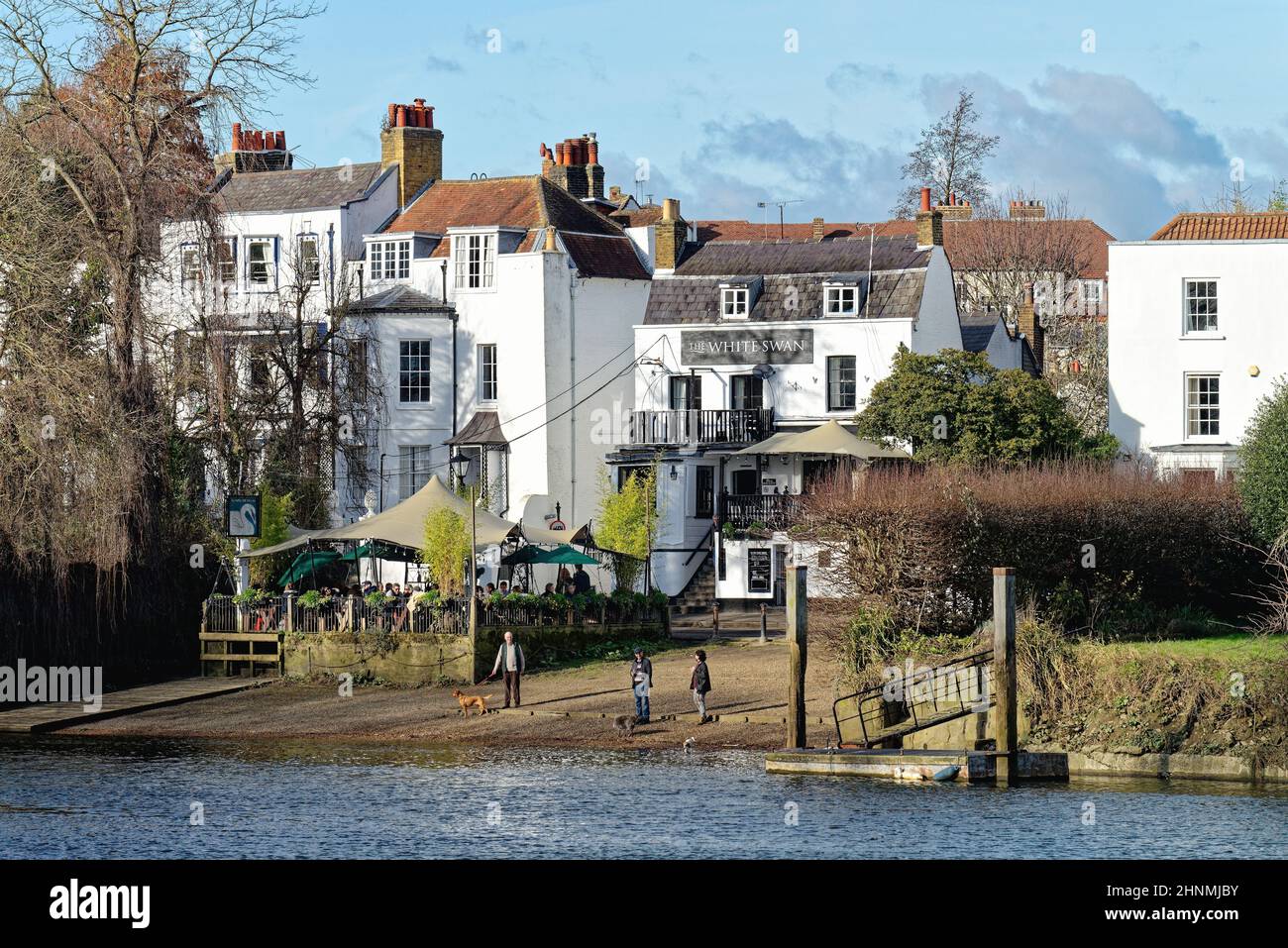 Le pub White Swan près de la Tamise à Twickenham, quartier sud-ouest de Londres, Richmond, sur la Tamise, Angleterre Banque D'Images