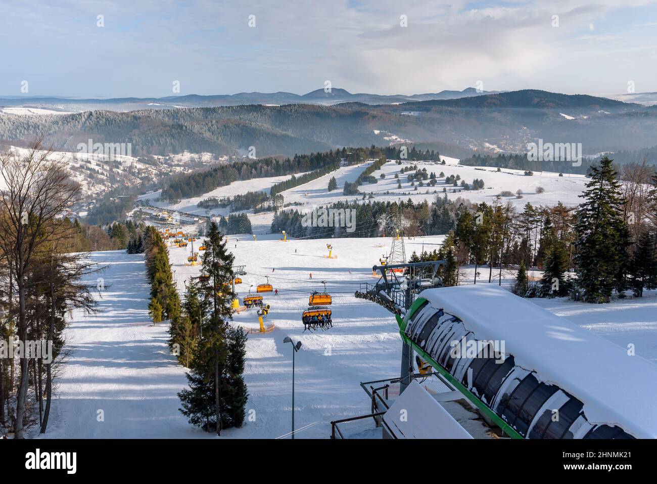 Télésiège moderne sur une piste de ski à Krynica Zdroj Banque D'Images