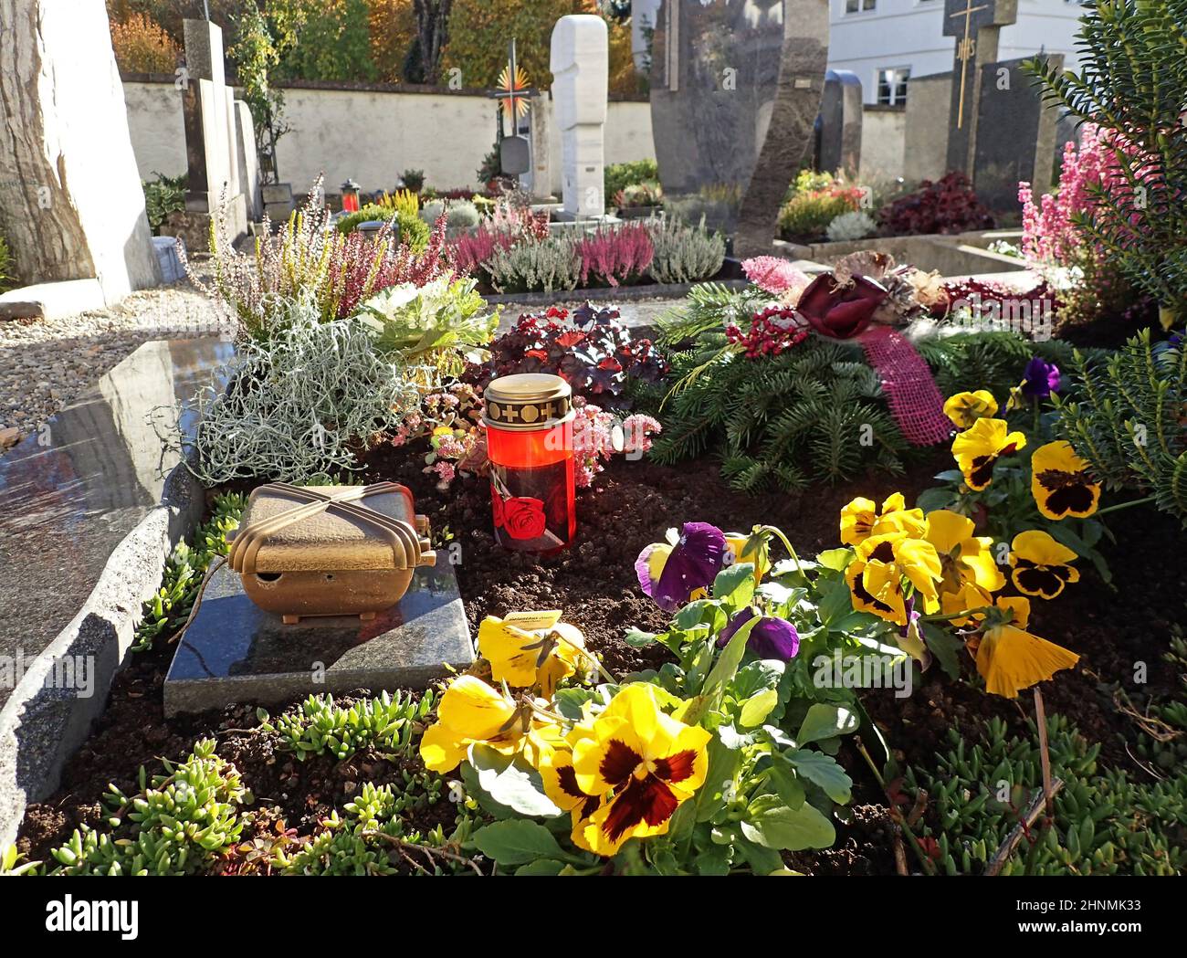 Tombes joliment décorées sur un cimetière le jour de la Toussaint en Bavière Banque D'Images