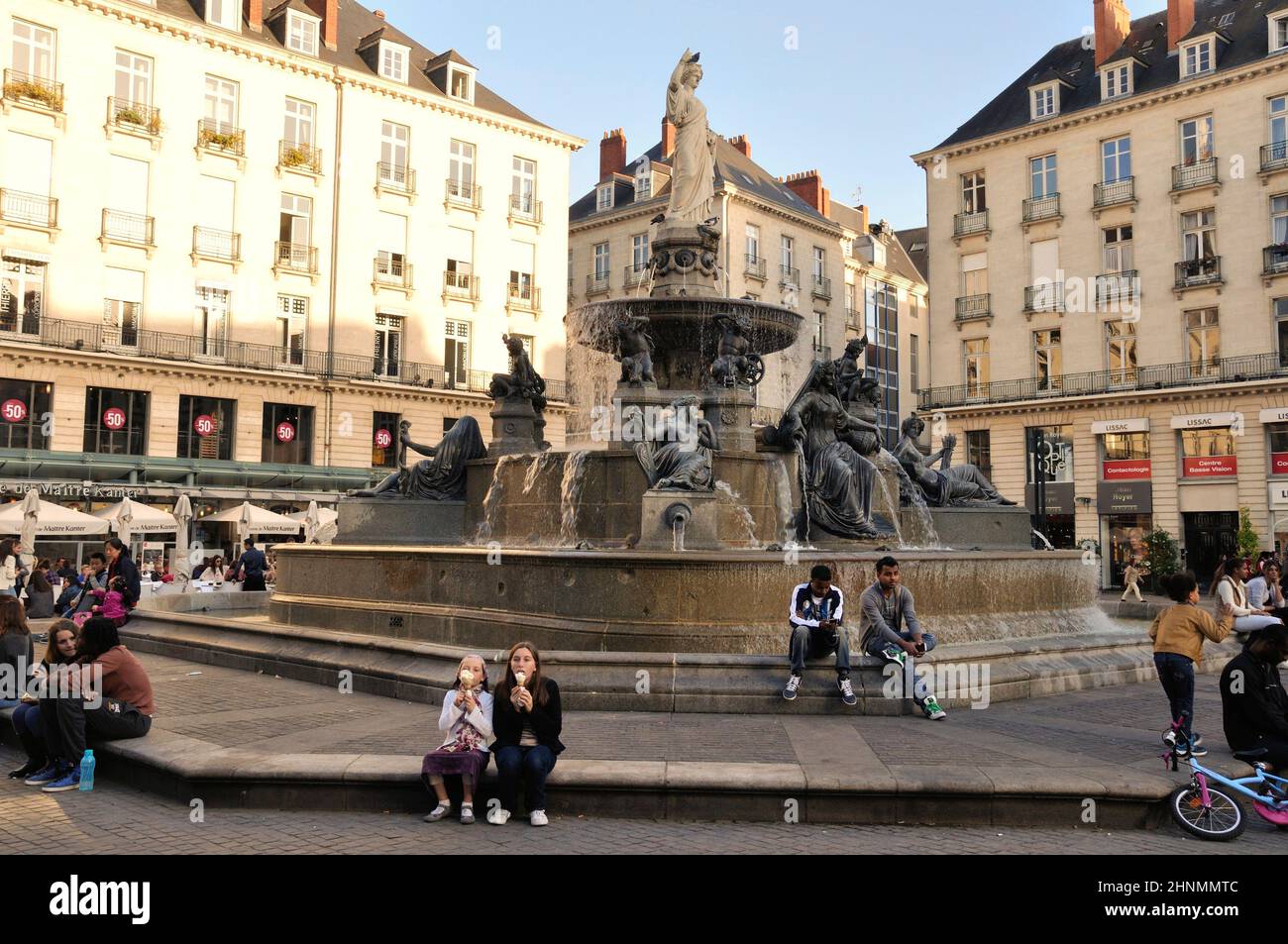 Fontaine De La Place Royale www.alamyimages.fr