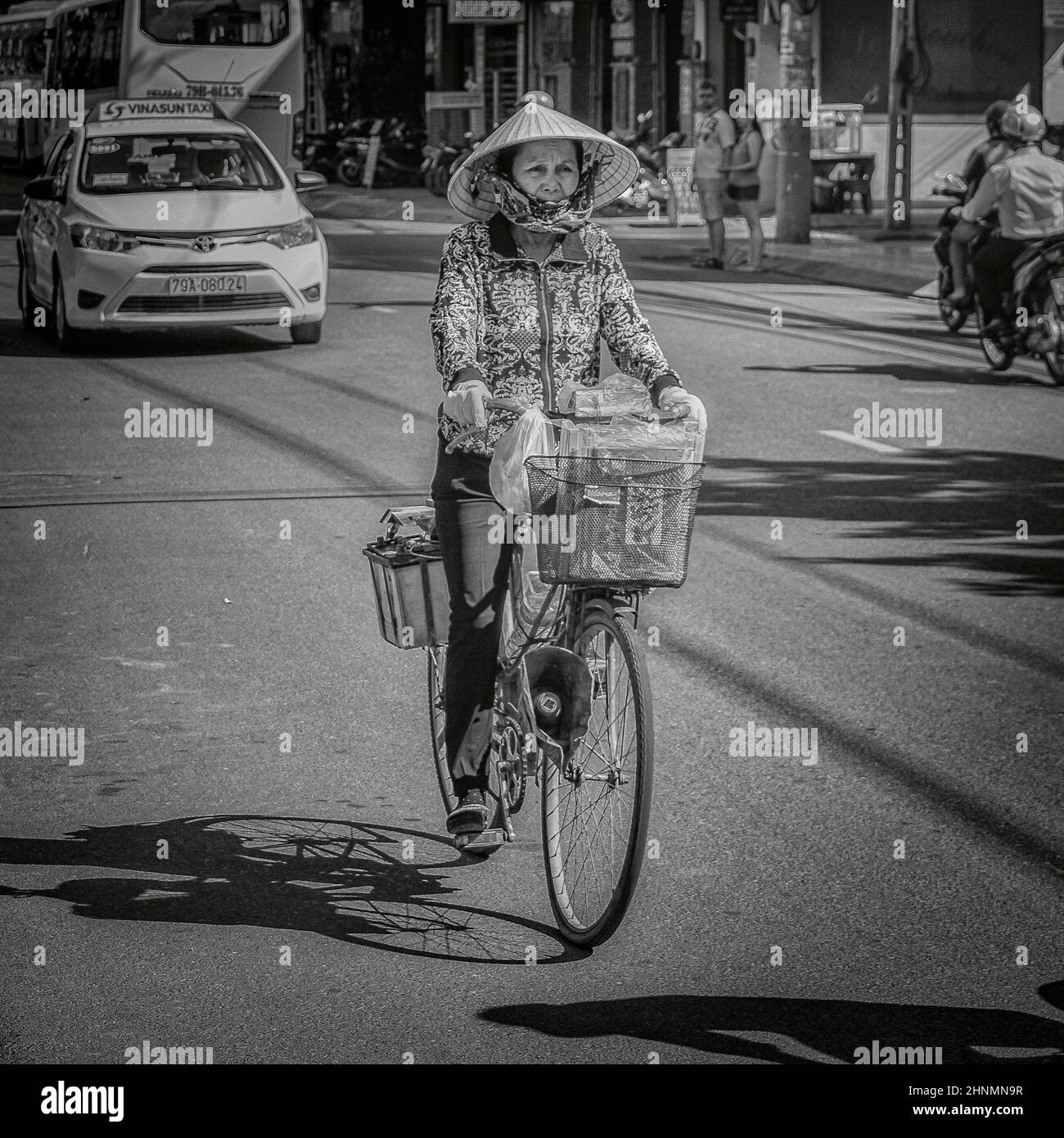 1st de juin 2016, Vietnam, Nha-Trang, femme à vélo Banque D'Images