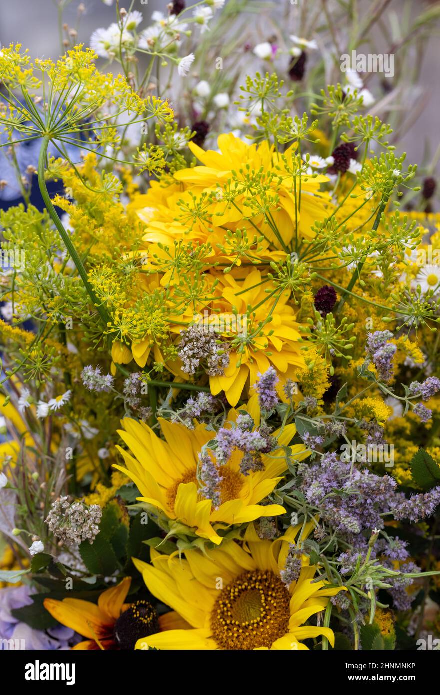 Bouquet traditionnel de fleurs, d'herbes et de fruits qui sont le symbole de l'été Banque D'Images