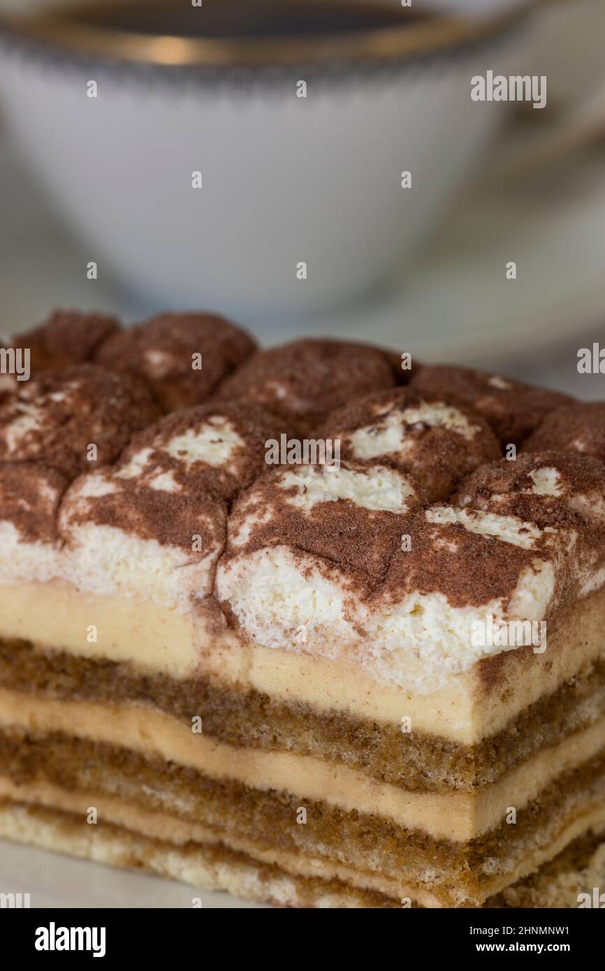 Tiramisu sur une assiette avec café Banque D'Images