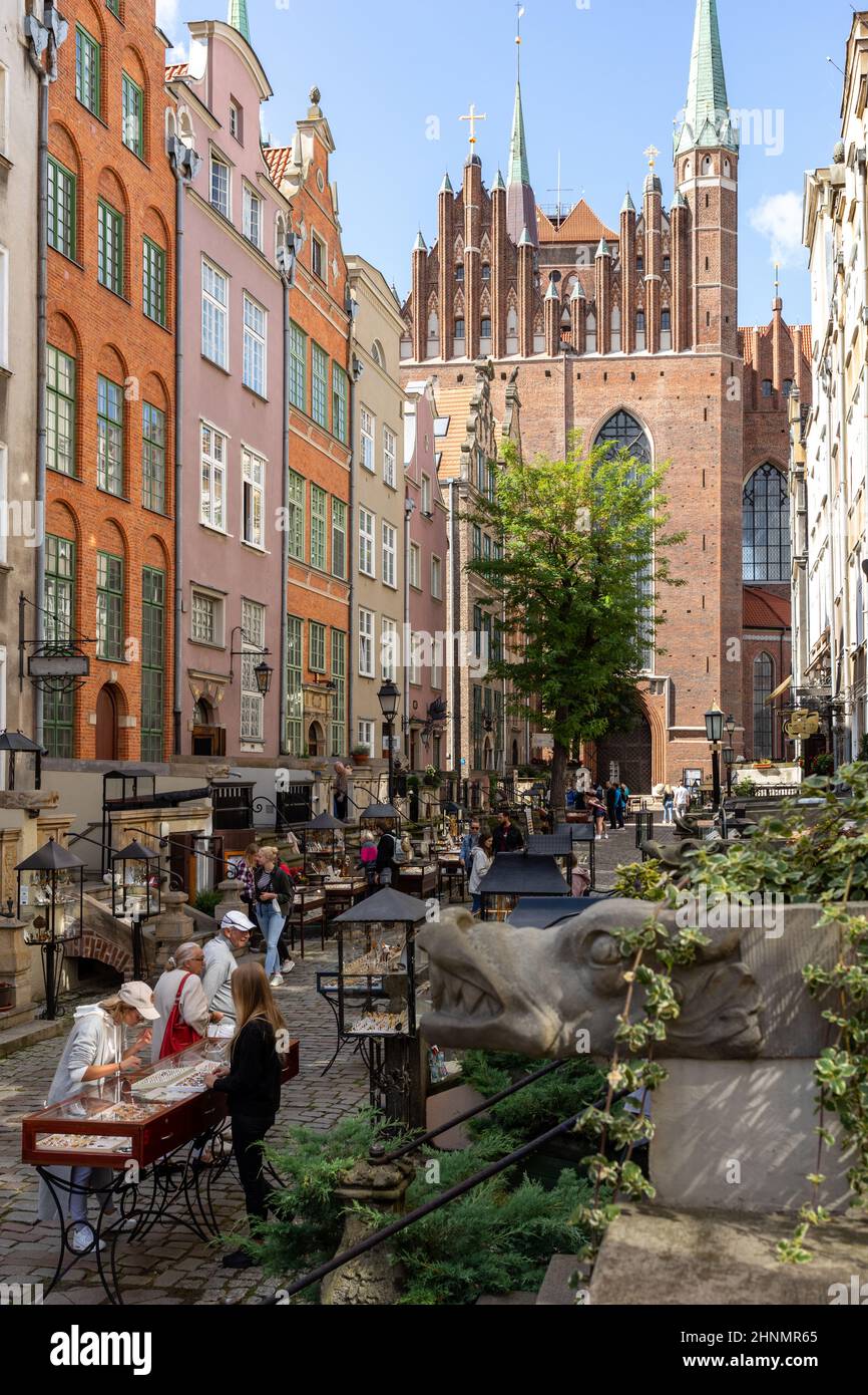 Groupe de personnes sur la rue Mariacka, la principale rue commerçante pour l'ambre et les bijoux à Gdansk, Pologne. Banque D'Images