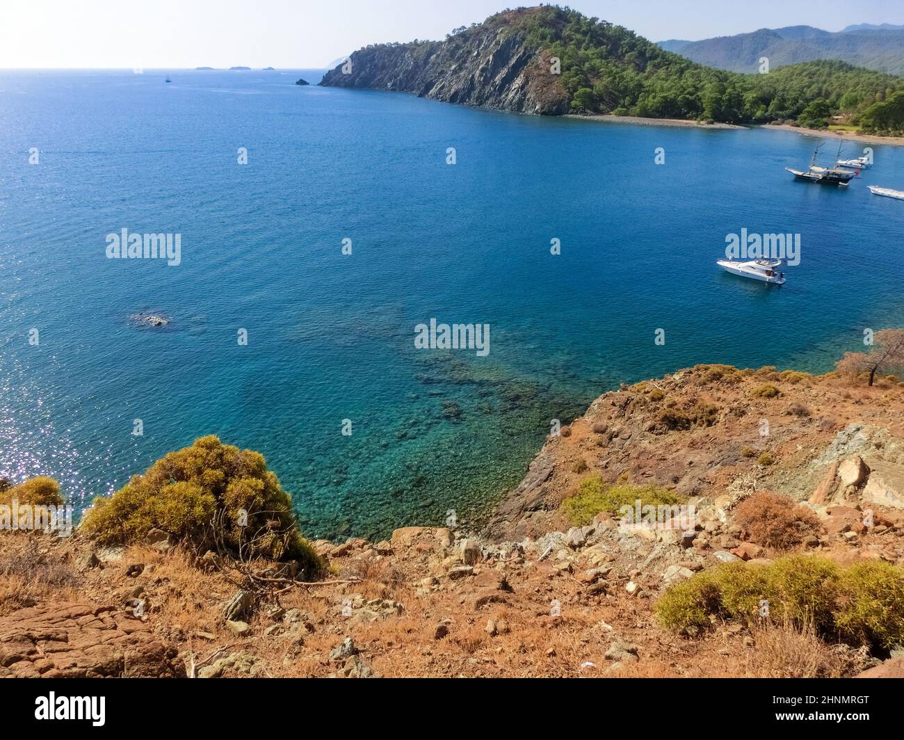 Vue sur la plage de pierre sur le site de l'ancienne ville lycienne de Phaselis. Site historique Banque D'Images
