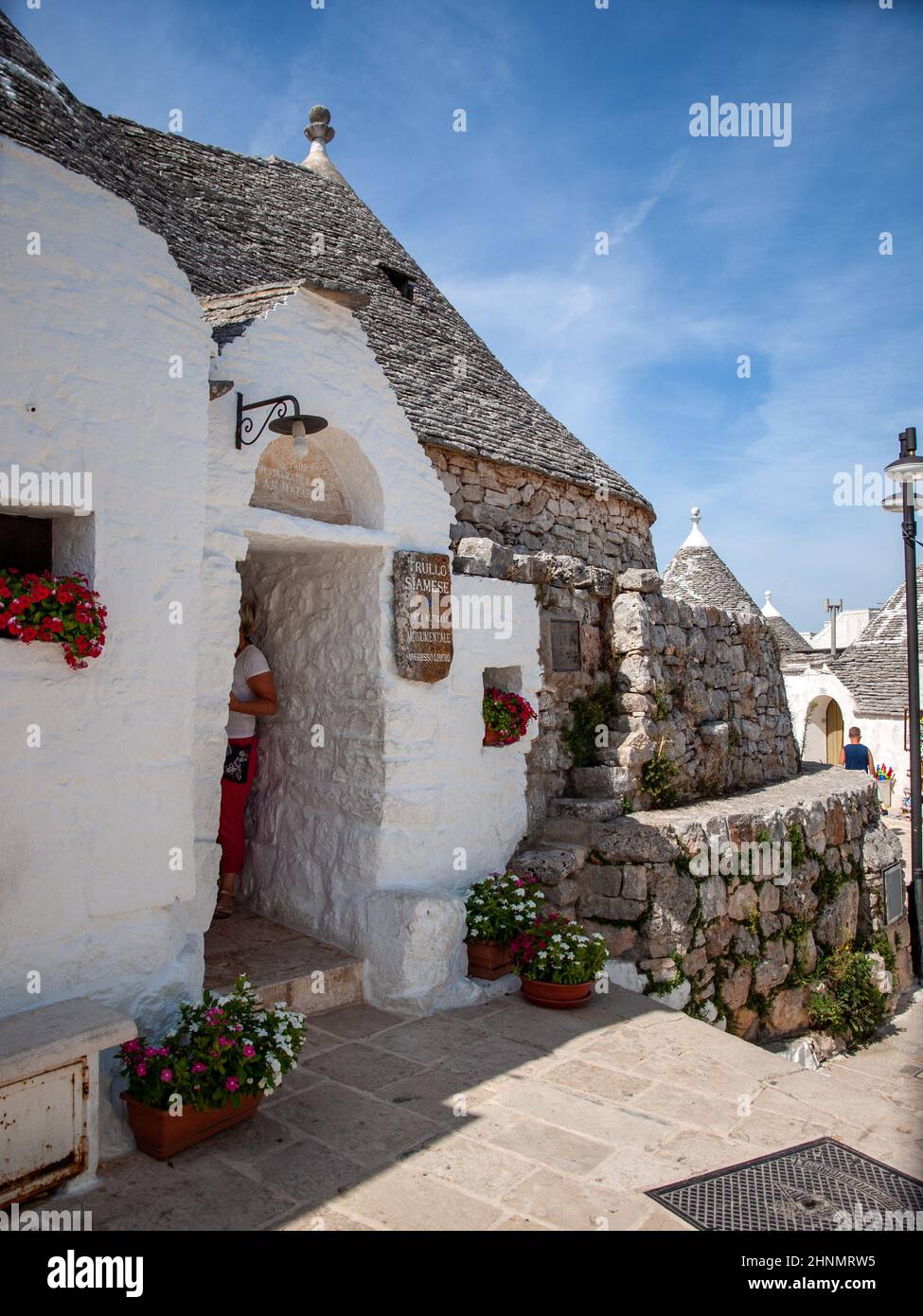 Maisons blanches traditionnelles dans le village de Trulli. Alberobello, Italie. Banque D'Images