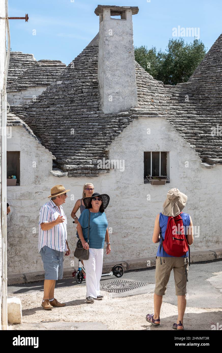 Les gens visitent le village de Trulli à Alberobello, en Italie. Banque D'Images