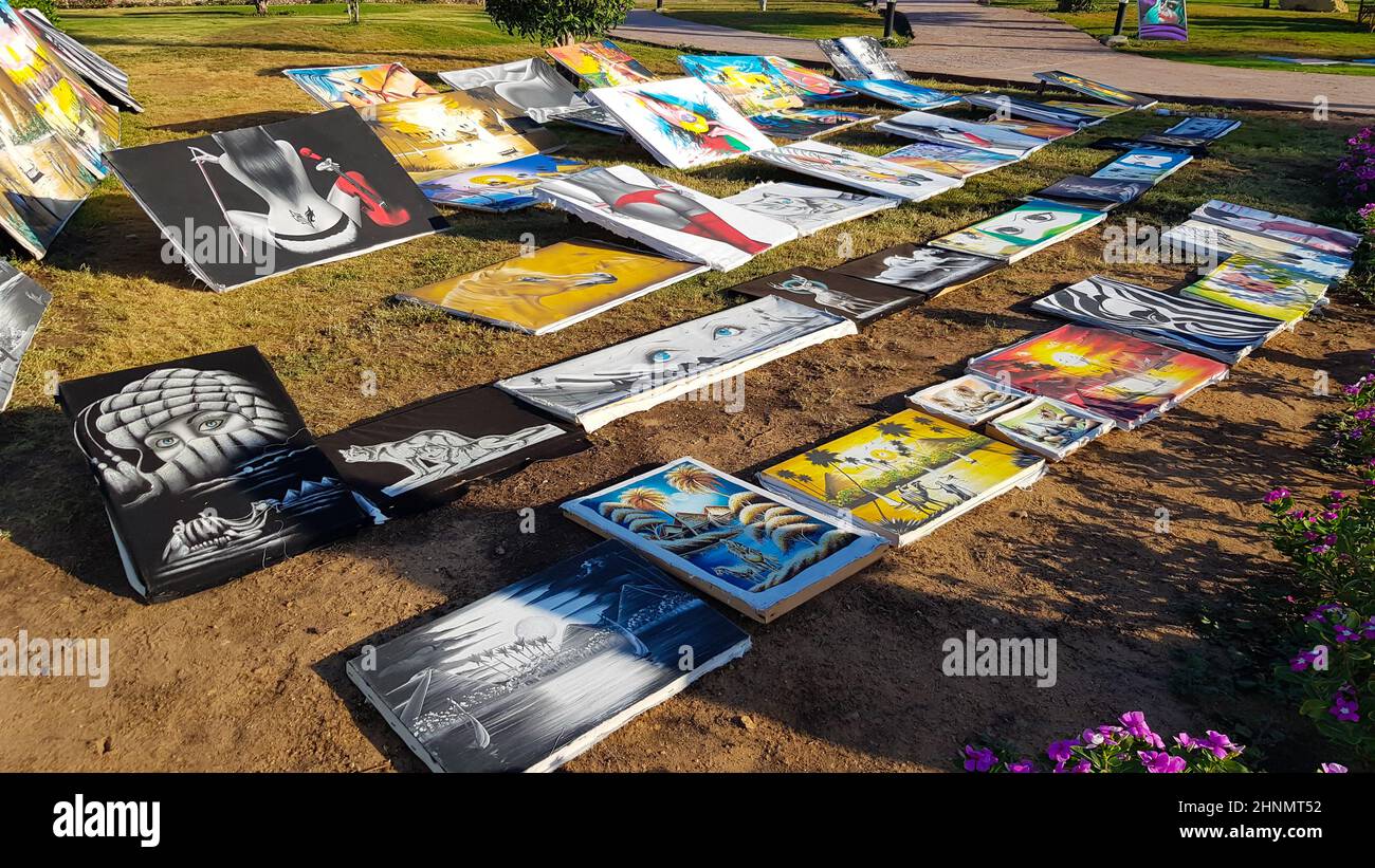 Egypte, Charm El Sheikh - 20 juin 2019: Peintures à vendre dans la rue dans un parc de l'hôtel Amway. Marché aux puces et galerie d'art et de créativité. Banque D'Images