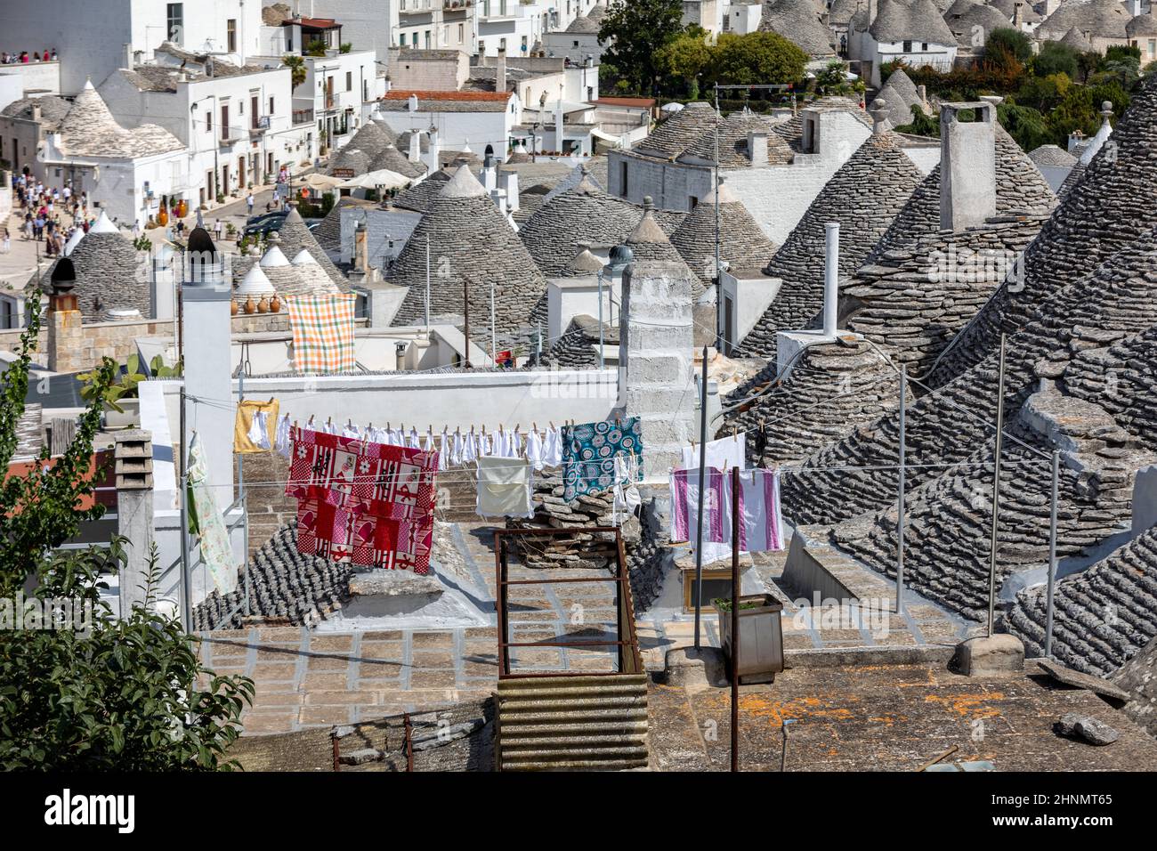 Alberobello, Italie - 16 septembre 2019 : séchage de linge sur les toits en pierre d'une maison Trulli à Alberobello, Puglia, Italie Banque D'Images