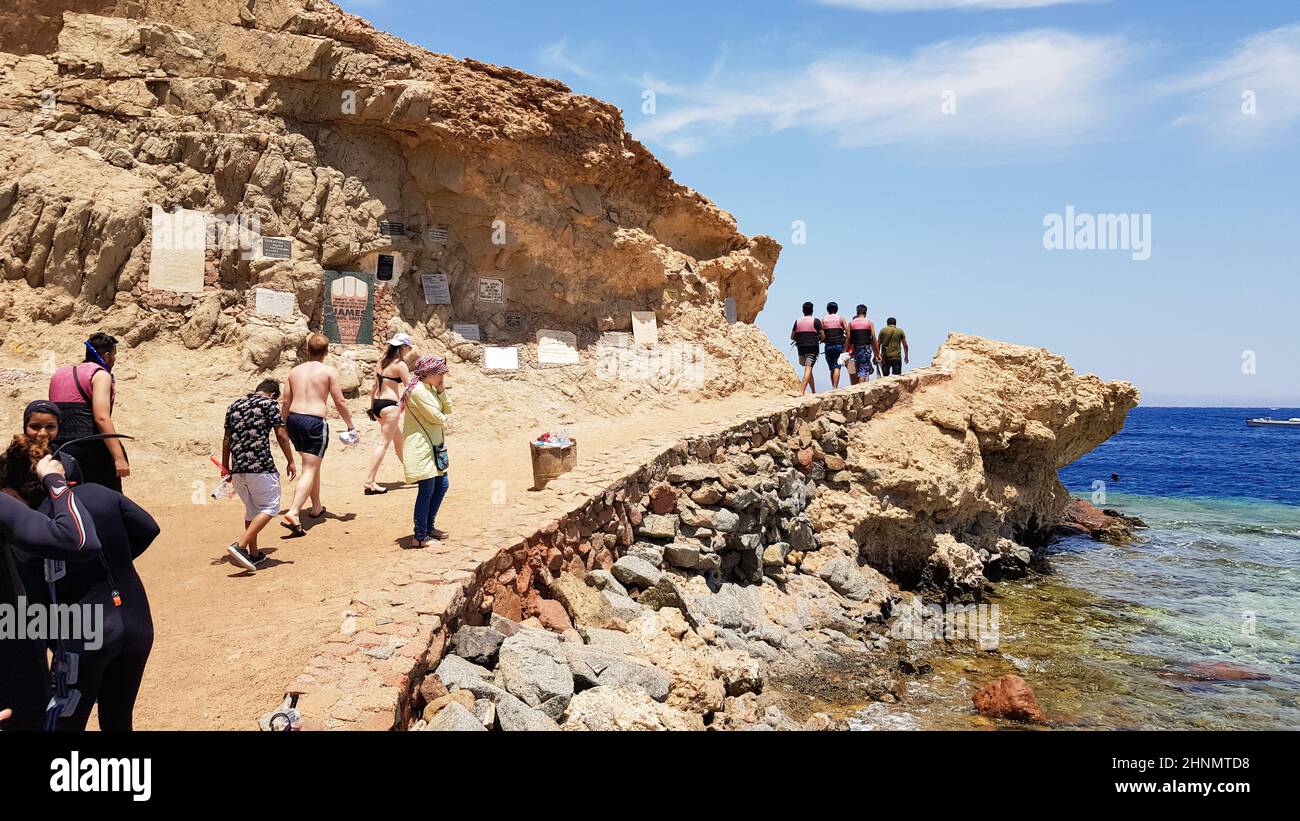 Égypte, Dahab - 17 octobre 2019 : le trou bleu est un lieu de plongée populaire dans le Sinaï oriental. Station balnéaire ensoleillée sur la mer Rouge à Dahab. Une destination touristique célèbre près de Charm el-Cheikh. Soleil éclatant Banque D'Images