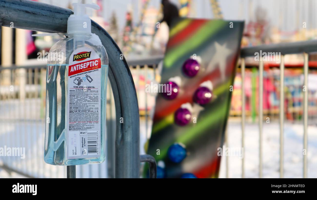 Désinfectant près de la billetterie dans un parc d'attractions. Gros plan d'un désinfectant portant une étiquette en anglais pour les visiteurs du parc d'attractions. Ukraine, Kiev - 14 janvier 2021. Banque D'Images