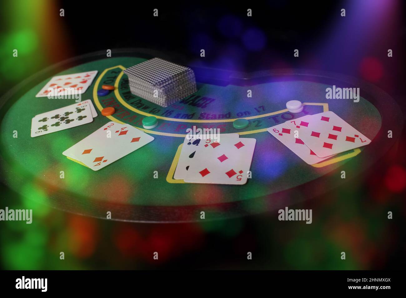 Jeux de casino avec table de Blackjack bokeh colorée Banque D'Images