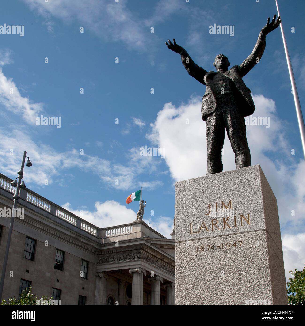 Memorial Statue à James Larkin sur O connell Street Dublin Irlande avec le GPO derrière Banque D'Images
