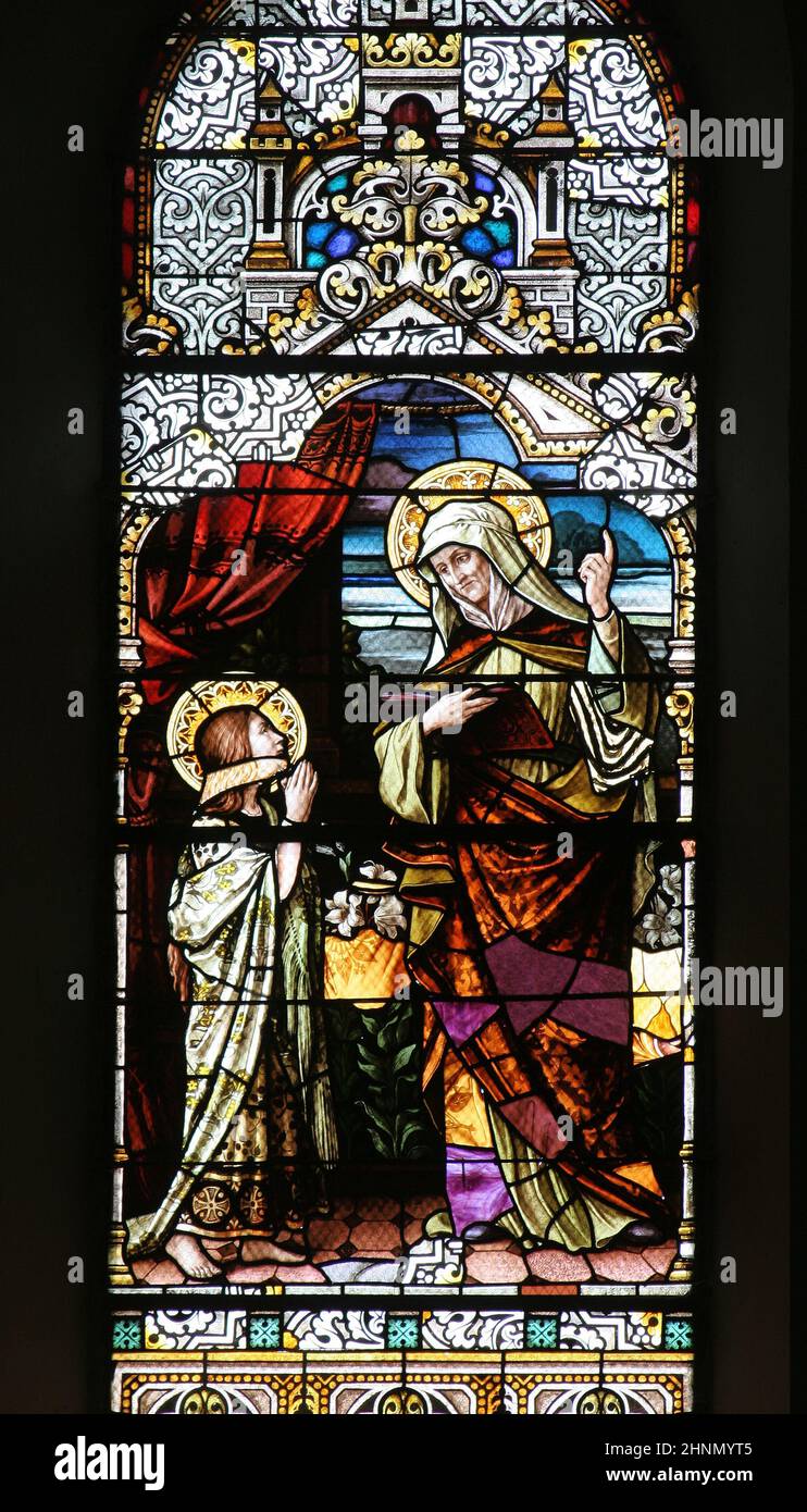 Éducation de la Vierge Marie, vitrail dans l'église de Saint Maurus l'Abbé à Bosiljevo, Croatie Banque D'Images