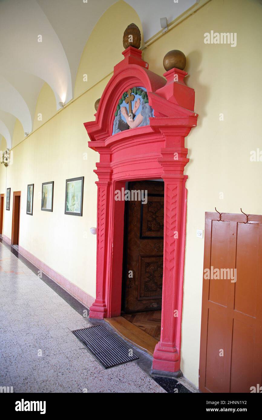 Cadre de porte dans le monastère franciscain de Cernik, Croatie Banque D'Images