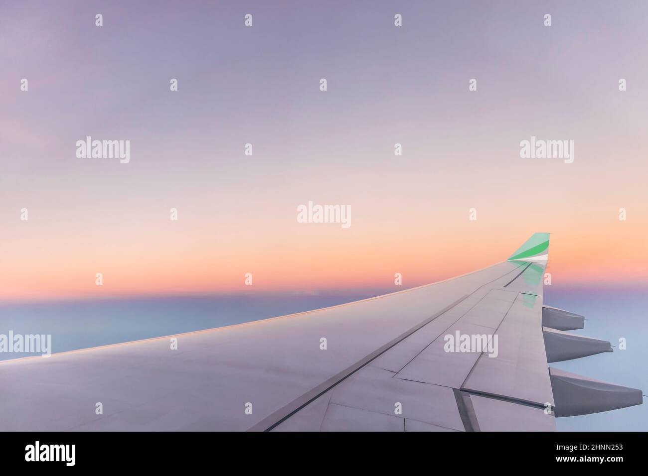 Vue au lever du soleil depuis la fenêtre de l'avion à haute altitude sur l'Afrique. Banque D'Images