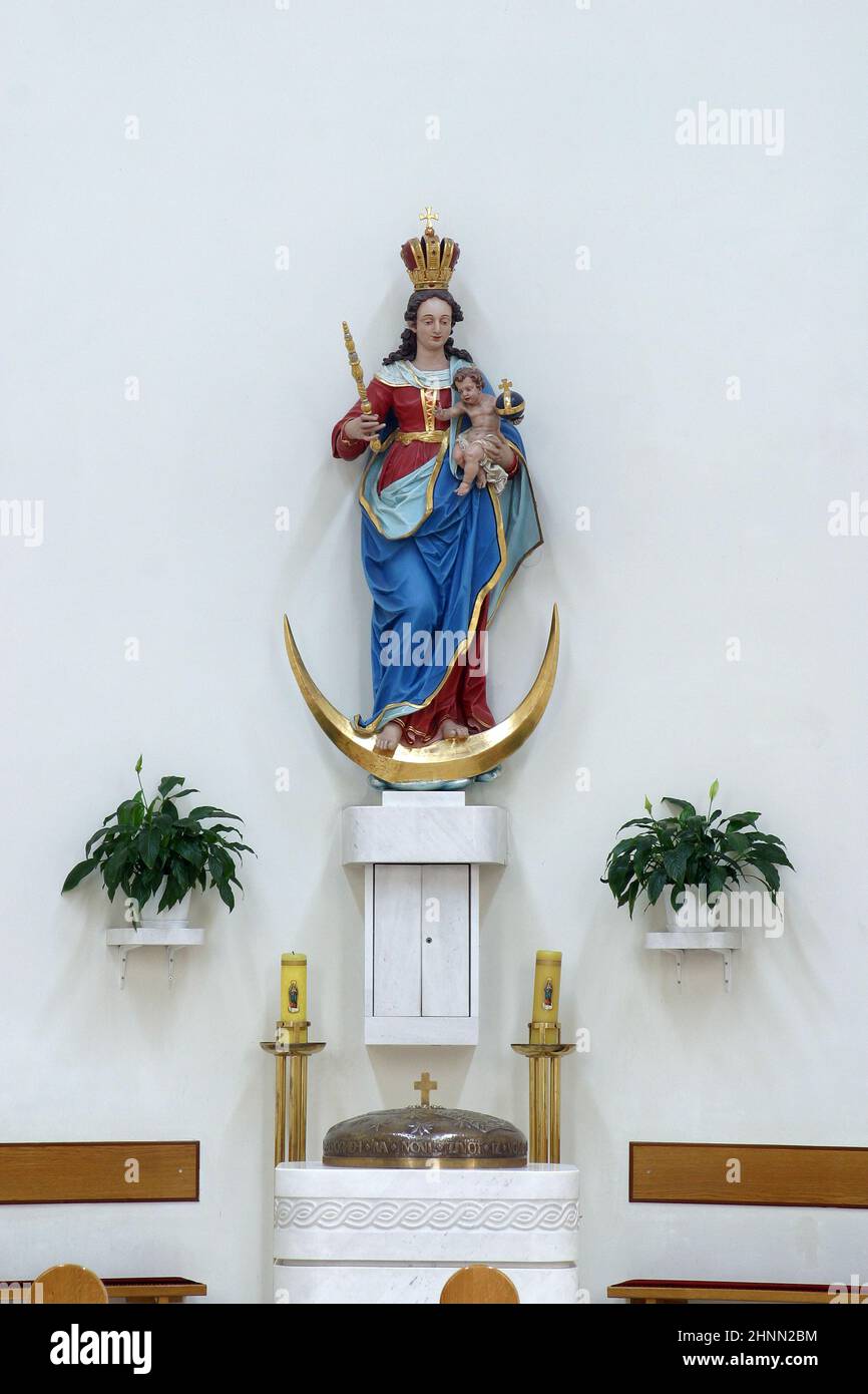 Marie Reine du ciel, statue dans l'église paroissiale de Saint-Paul à Retkovec, Zagreb, Croatie Banque D'Images