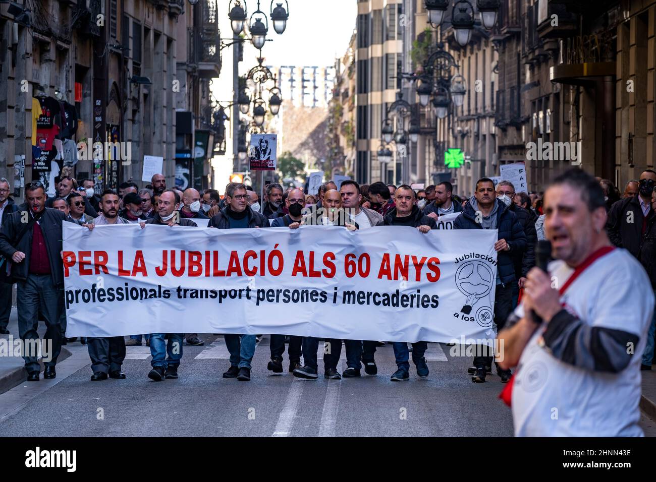 Barcelon, Espagne. 17th févr. 2022. La bannière unitaire est vue tenue par des manifestants exprimant leur opinion au cours de la manifestation.la minorité CGT pour les conducteurs de services d'autobus, dans la zone métropolitaine de Barcelone, ont protesté dans le centre de la ville pour demander la retraite des conducteurs à 60 ans. Crédit : SOPA Images Limited/Alamy Live News Banque D'Images