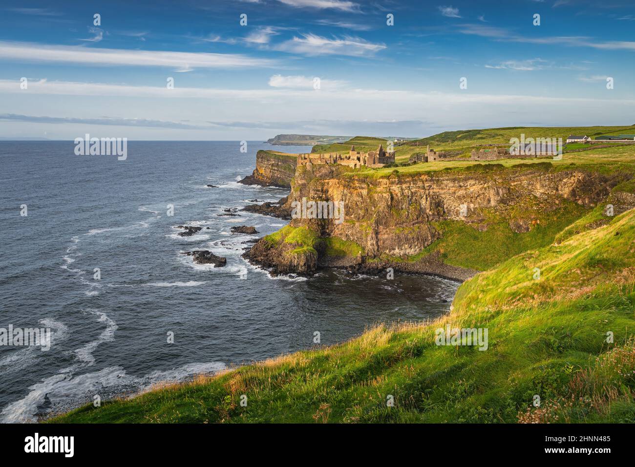 Littoral spectaculaire, château de Dunluce situé au bord de la falaise, Bushmills, Irlande du Nord.Lieu de tournage de la célèbre série télévisée Game of Thrones Banque D'Images