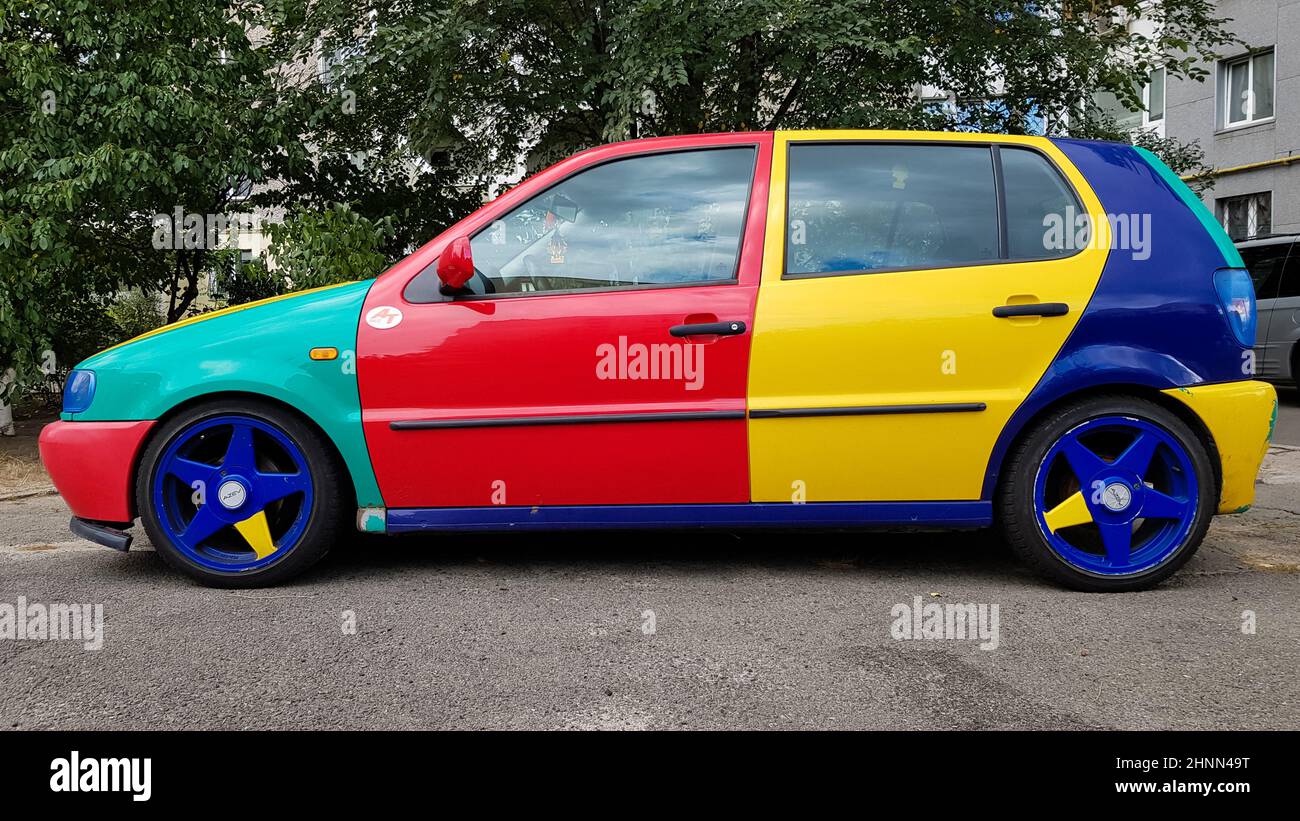 Ukraine, Kiev - 27 mars 2020: Volkswagen Golf 4 modèle avec un hayon avec des parties de carrosserie multicolores. Voiture amusante et lumineuse en rouge, bleu, jaune. Voiture peinte dans différentes couleurs Banque D'Images