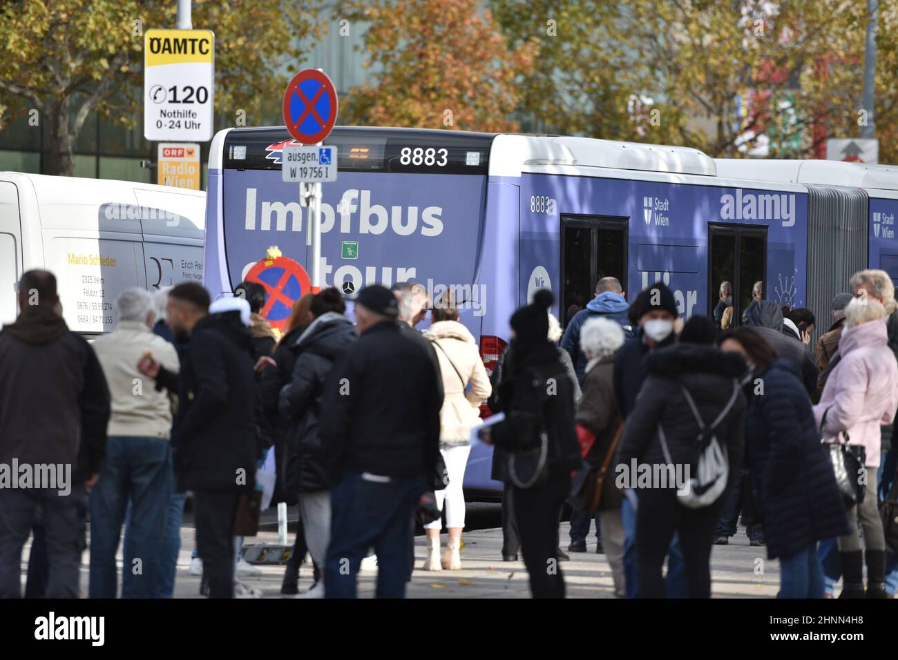 Viele Menschen, die eine Corona-Impfung ahben wollen, vor einem Impfbus der Stadt Wien. Österreich, Europa - beaucoup de gens qui veulent avoir une vaccination corona devant un bus de vaccination de la ville de Vienne. Autriche, Europe Banque D'Images