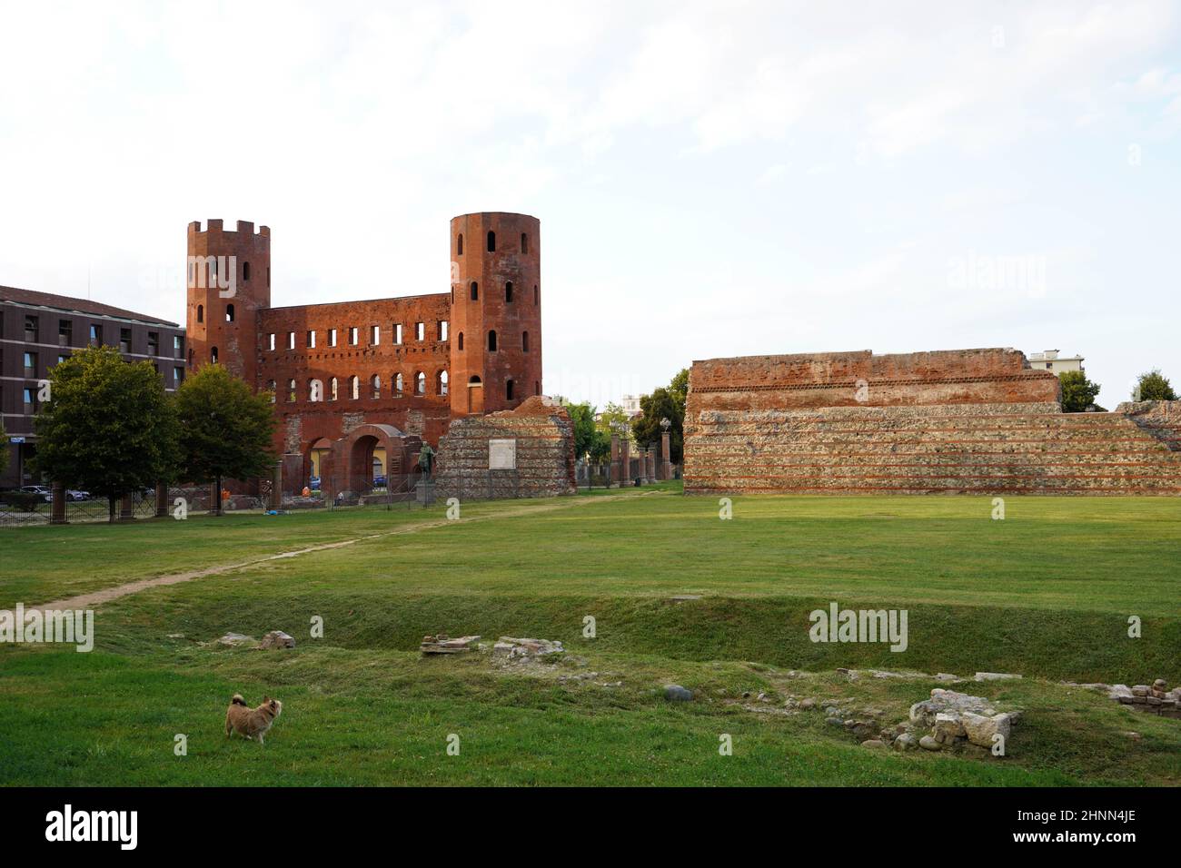 Porte palatine et murs de ruines dans le parc archéologique de Turin, Italie Banque D'Images