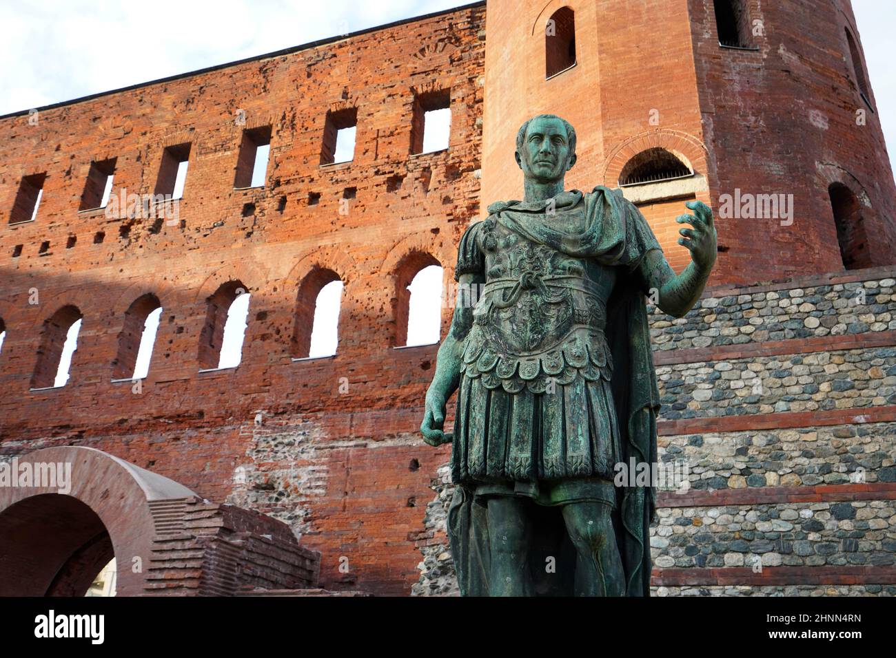 Statue de bronze Jules César en face de la porte du Palatin à Turin, Italie Banque D'Images