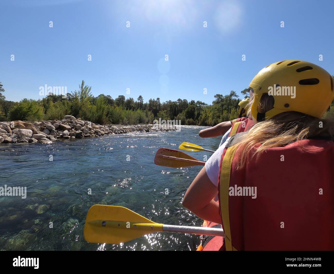 Rafting en eau sur les rapides de la rivière Manavgat dans le canyon de Koprulu, Turquie. Banque D'Images
