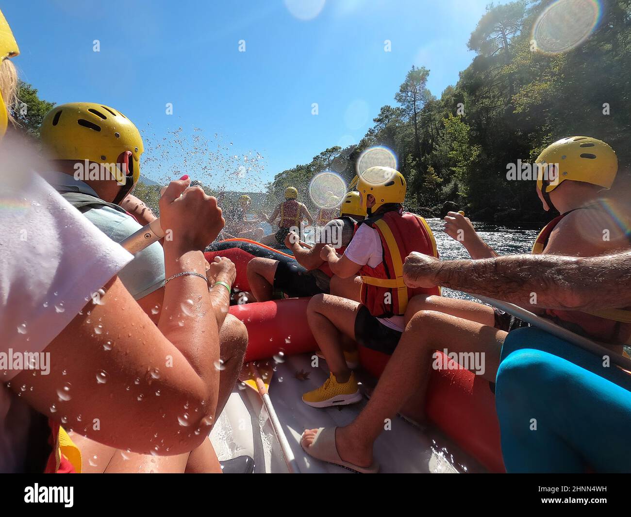 Rafting en eau sur les rapides de la rivière Manavgat dans le canyon de Koprulu, Turquie. Banque D'Images