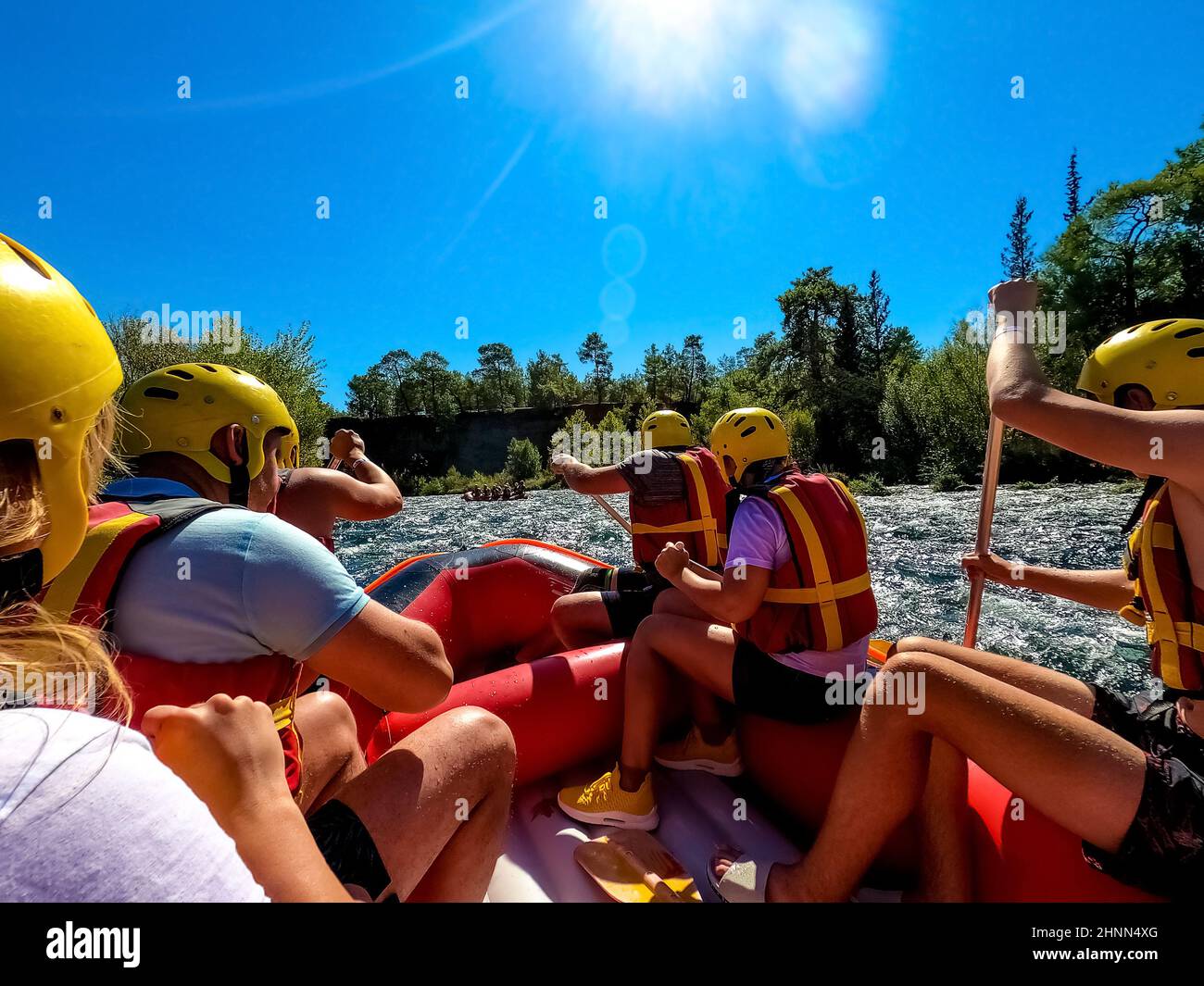 Rafting en eau sur les rapides de la rivière Manavgat dans le canyon de Koprulu, Turquie. Banque D'Images