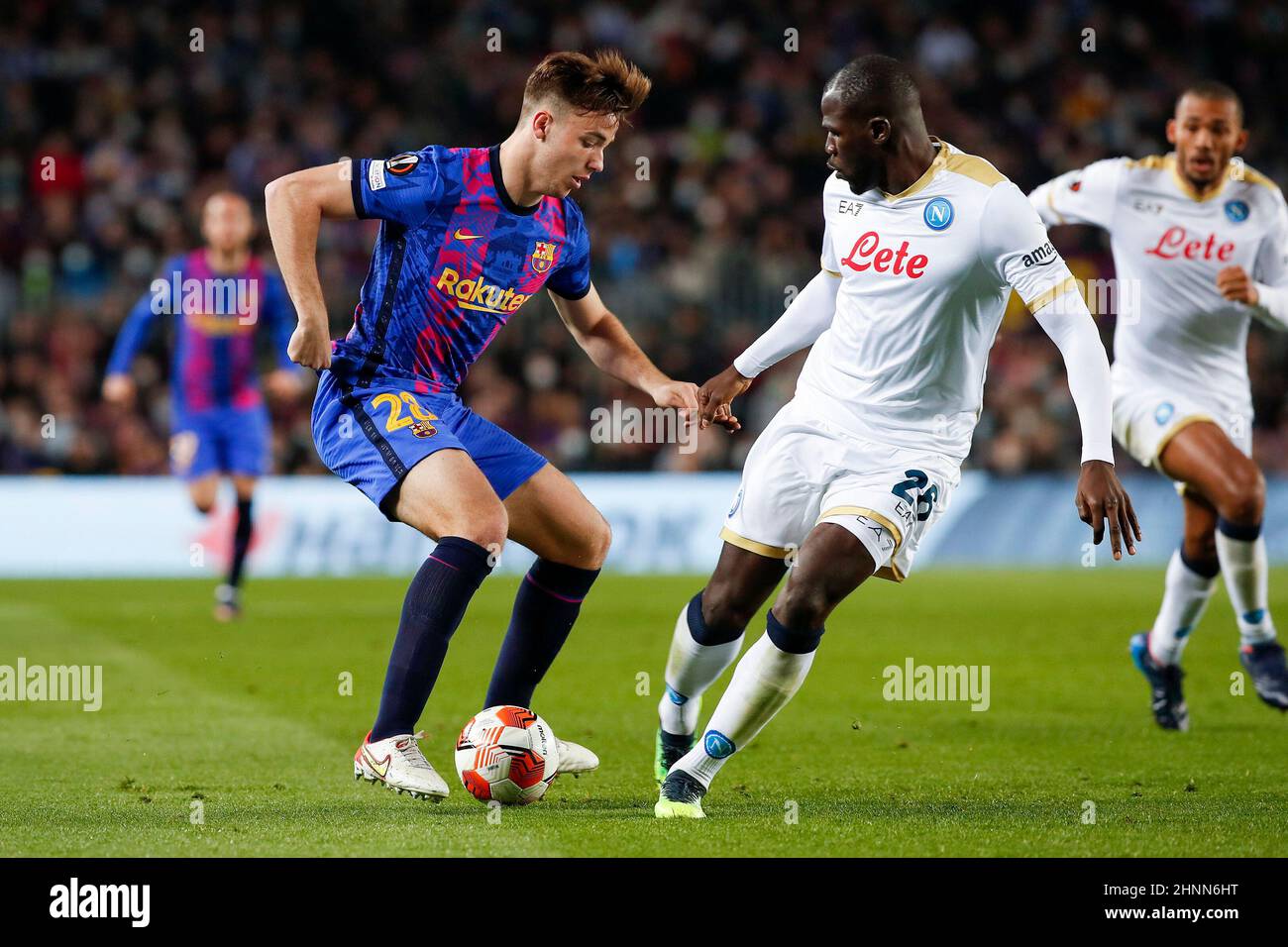 BARCELONE, ESPAGNE - FÉVRIER 17 : Nico Gonzalez du FC Barcelone, Kalidou Koulibaly de la SSC Napoli lors du match de l'UEFA Europa League entre le FC Barcelone et la SSC Napoli au Camp Nou le 17 février 2022 à Barcelone, Espagne (photo de DAX Images/Orange Pictures) Banque D'Images