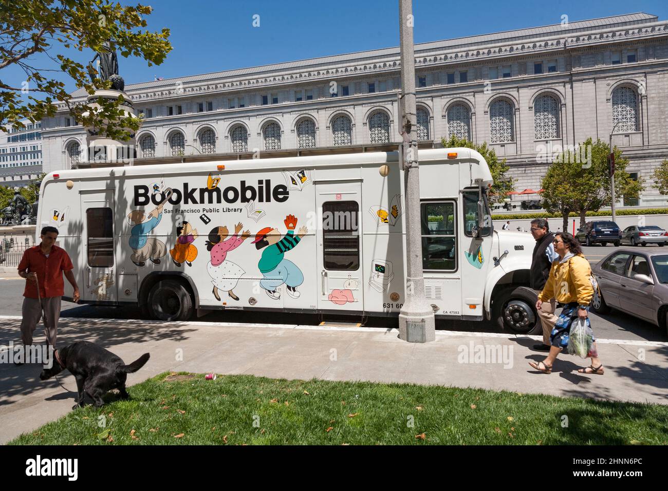 Les personnes en face de la librairie publique de san Francisco. La librairie est placée en face de l'hôtel de ville de San Francisco et est fermée pour le moment. Banque D'Images