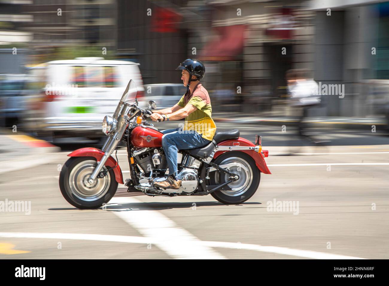 Le chauffeur Harley Davidson navigue dans les rues de San Francisco avec un petit casque typique Banque D'Images