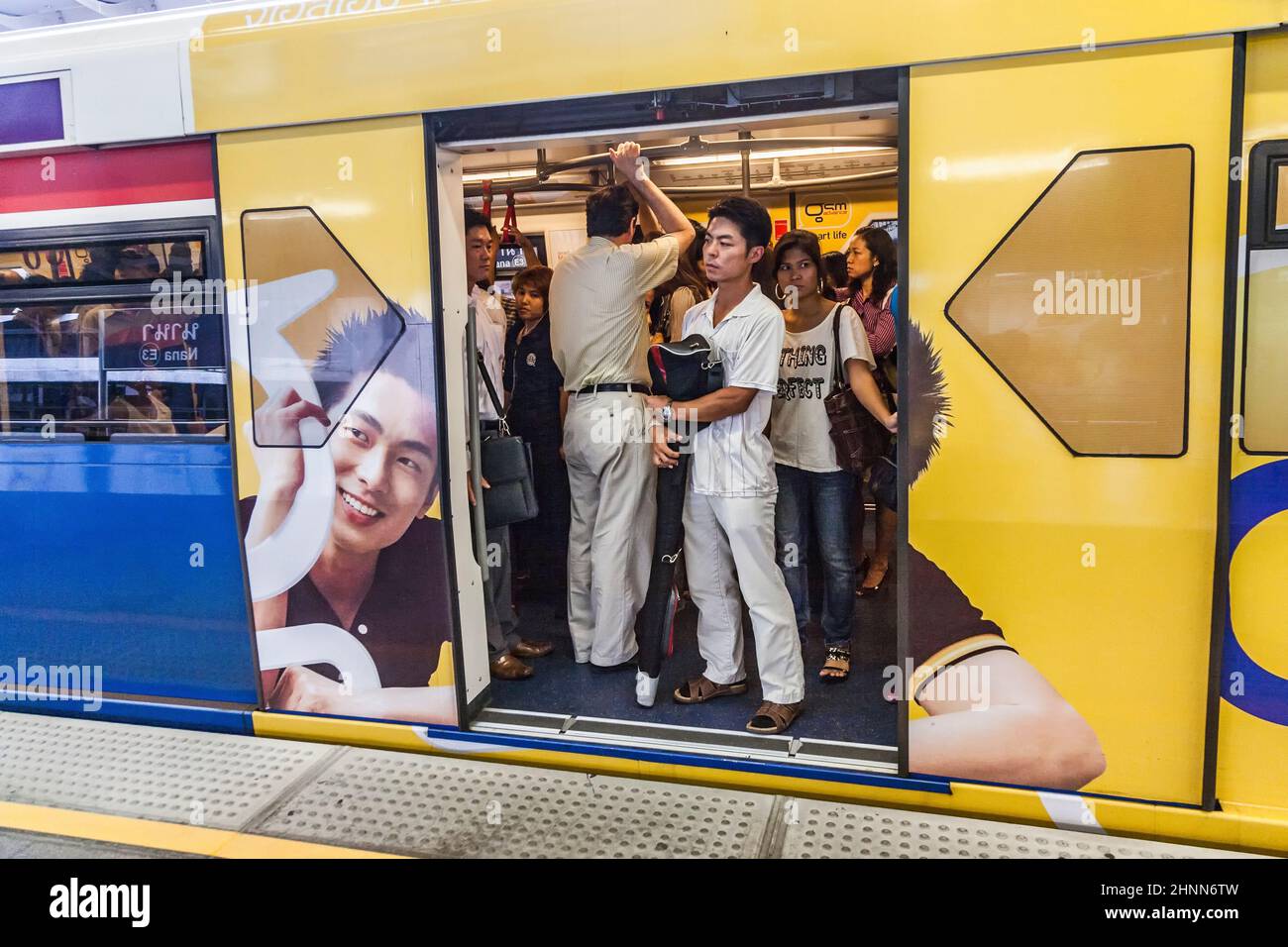 Personnes utilisant le train aérien à Bangkok à la gare Pak Klong Thalat à Bangkok Banque D'Images