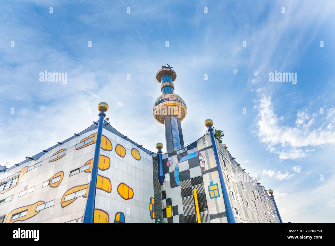 Chauffage urbain à Vienne de l'architecte et artiste Friedensreich Hundertwasser dans le quartier de Spittelau. Banque D'Images