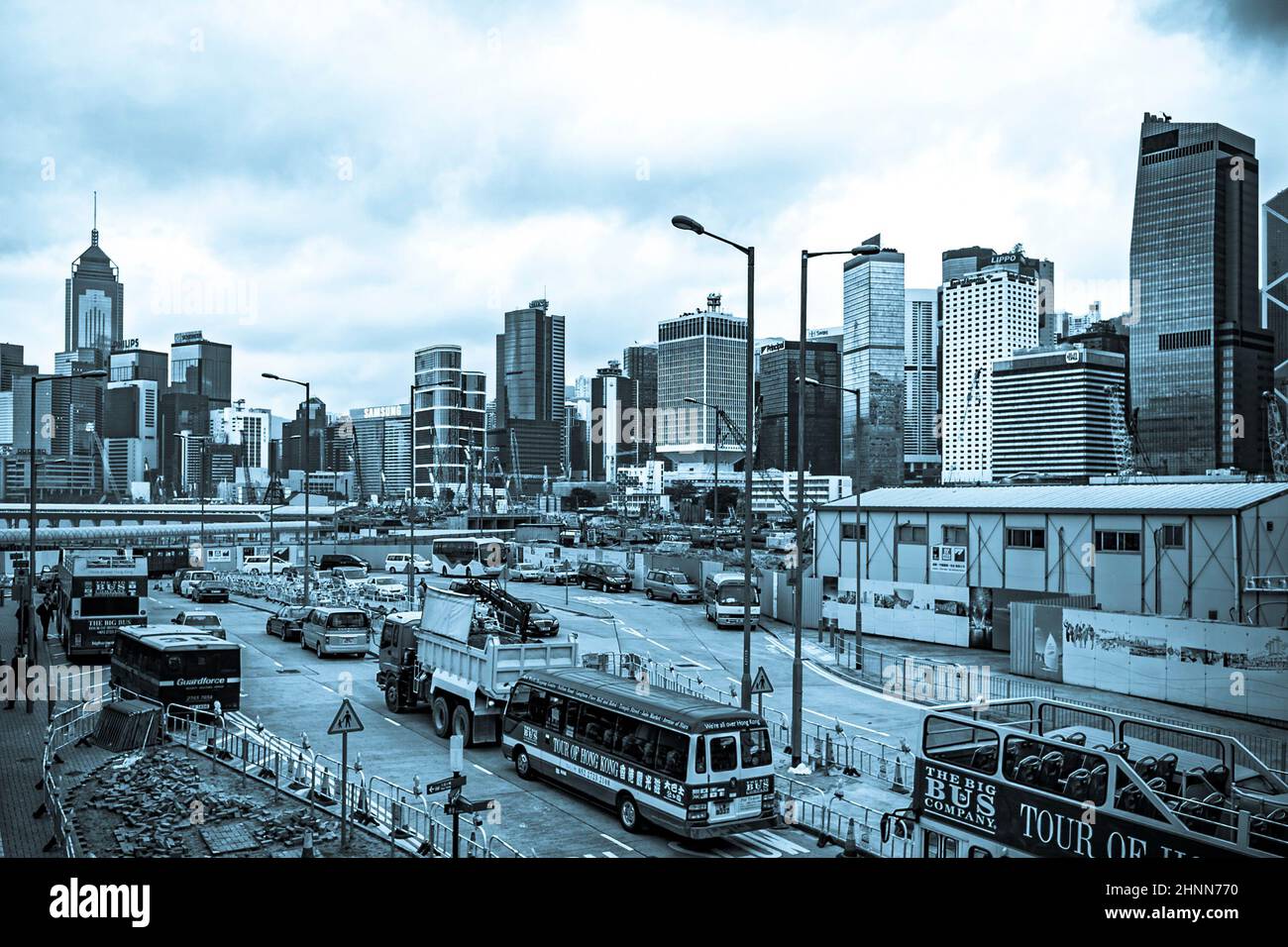 Vue sur l'horizon de Hongkong lors d'une journée de pluie poussiéreuse avec chantier de construction en premier plan Banque D'Images